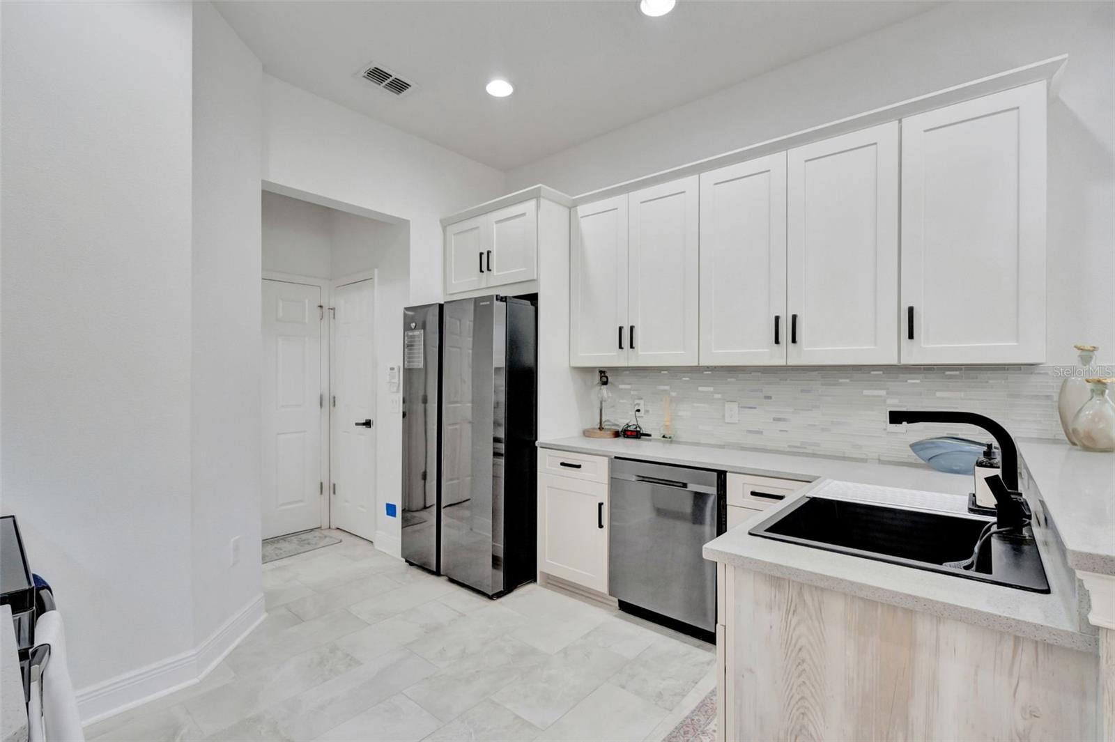 Image 15 of 41 For 4892 Beach Boulevard