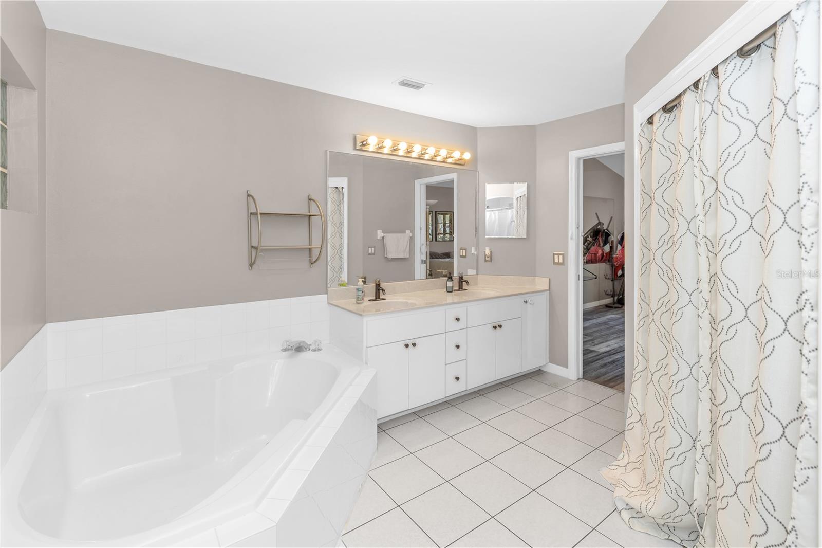 Image 9 of 38 For 105 Breezewood Drive