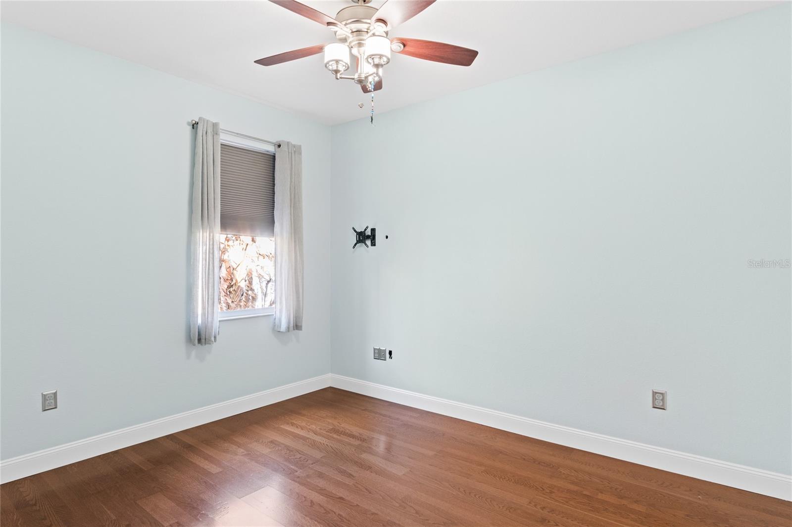 Image 29 of 49 For 218 Towhee Road