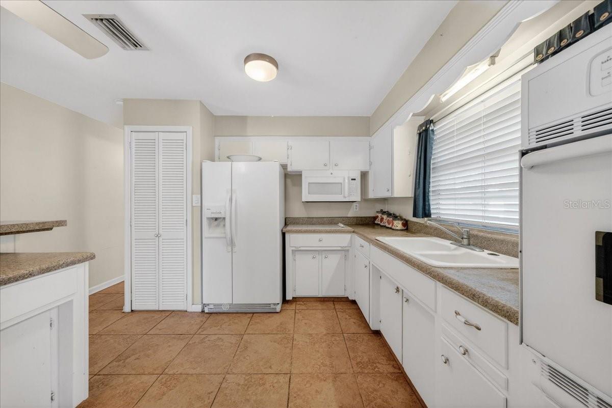 Image 13 of 34 For 702 Carmen Drive