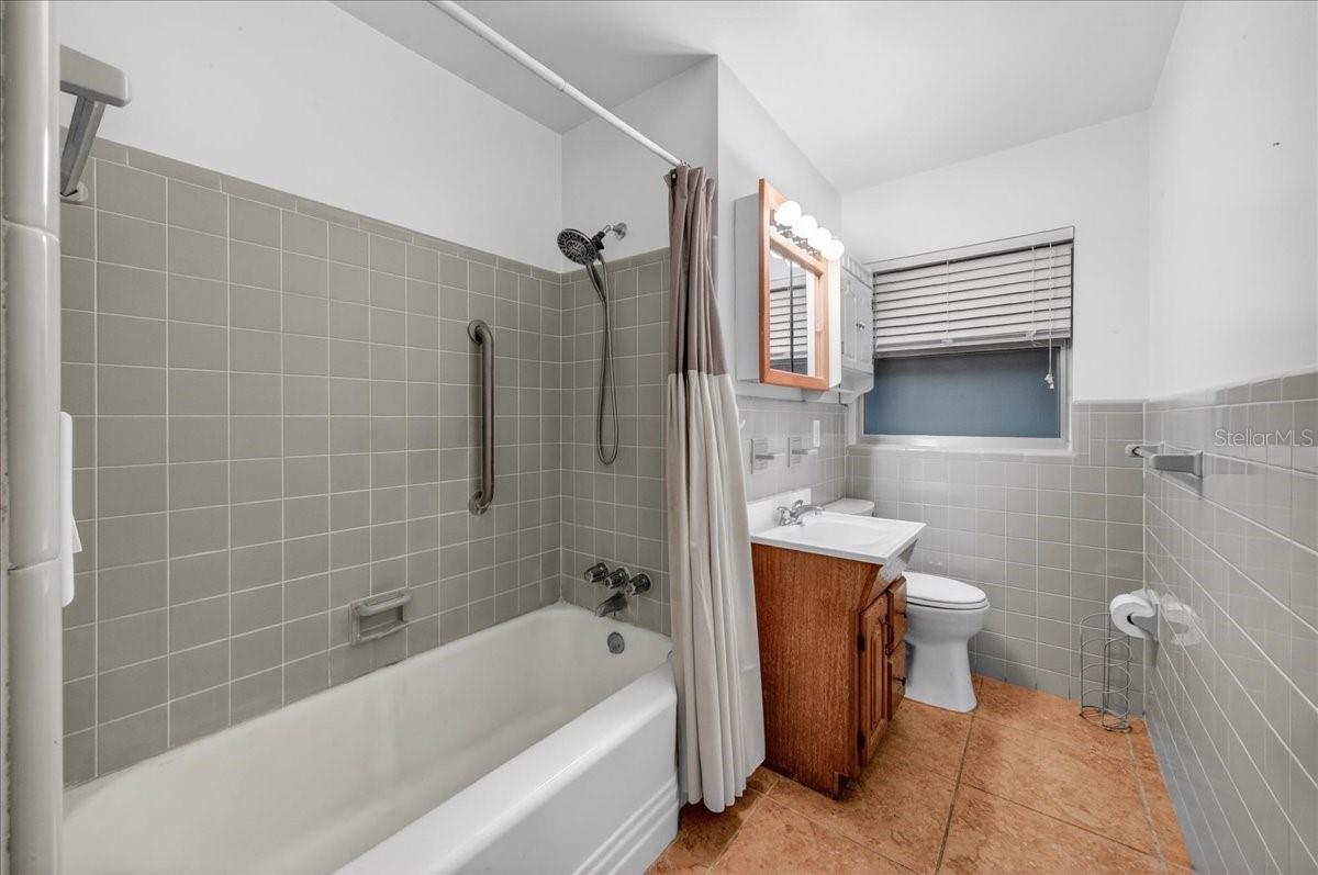 Image 18 of 34 For 702 Carmen Drive