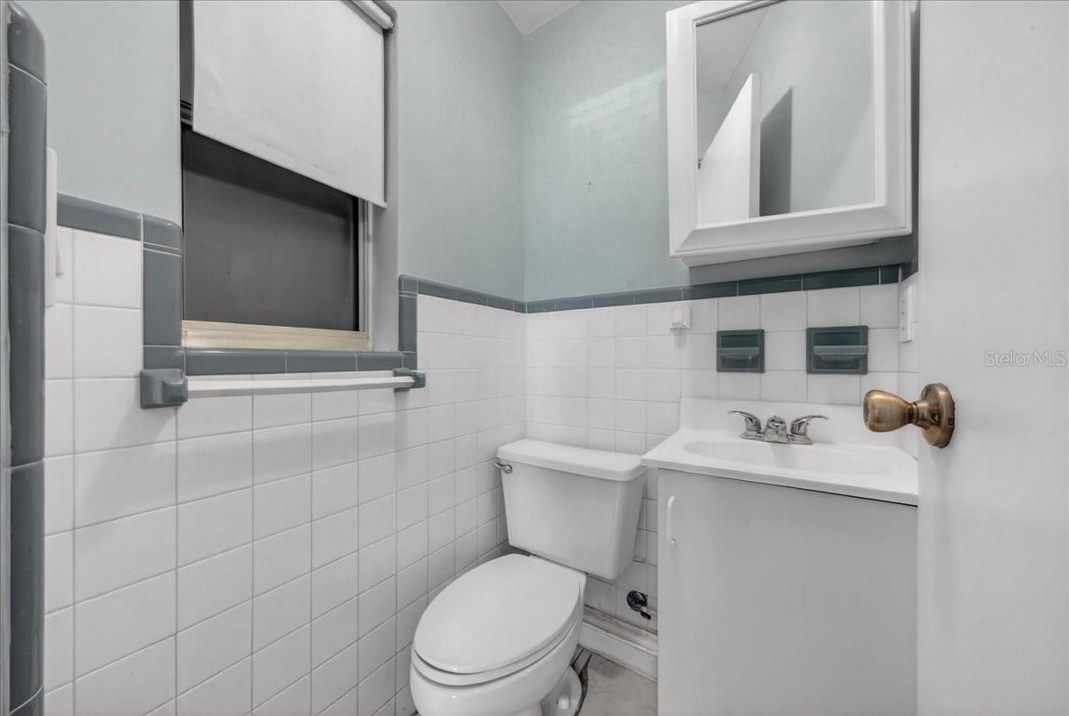 Image 22 of 34 For 702 Carmen Drive