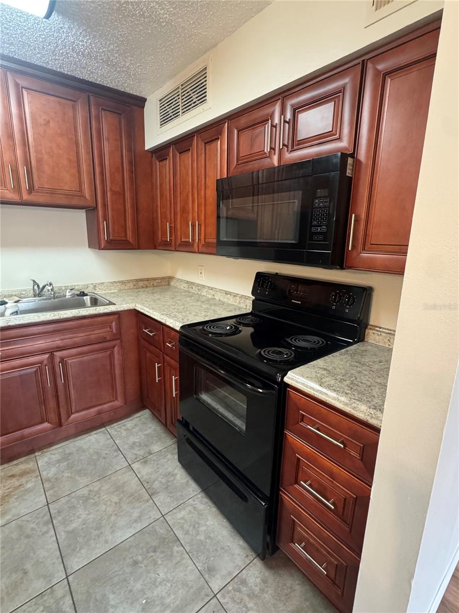 Image 6 of 15 For 320 Black Oak Court 207