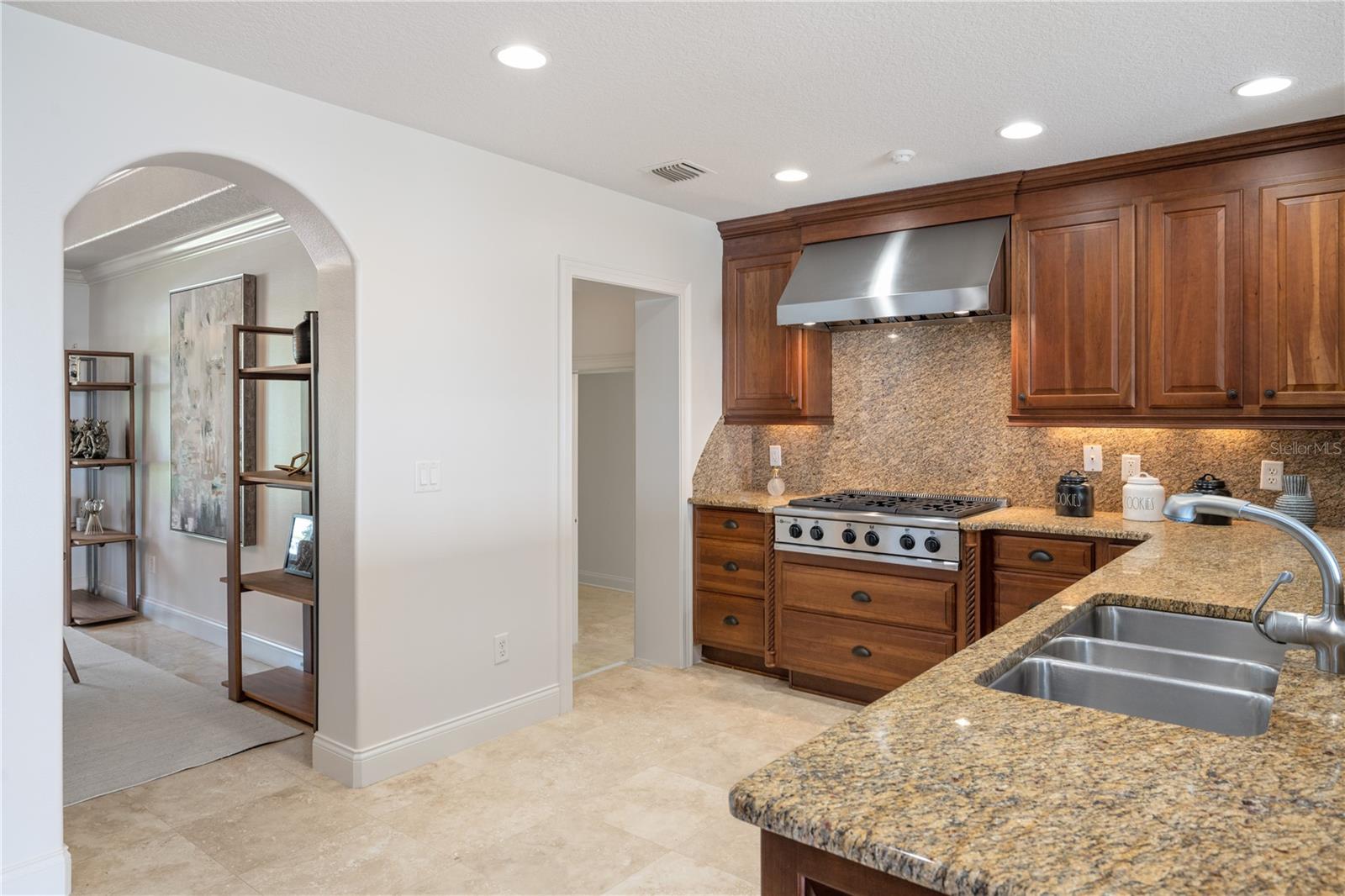 Image 14 of 52 For 325 Magnolia Street