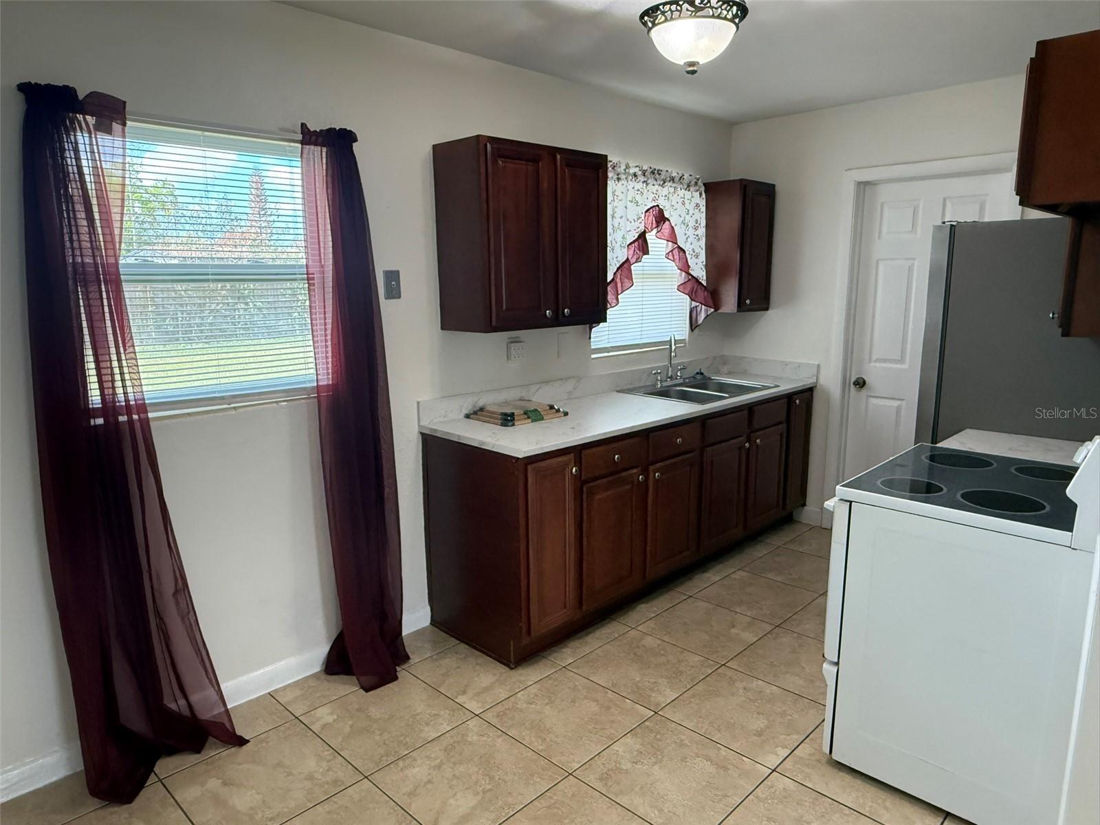 Image 4 of 19 For 722 Mercado Avenue