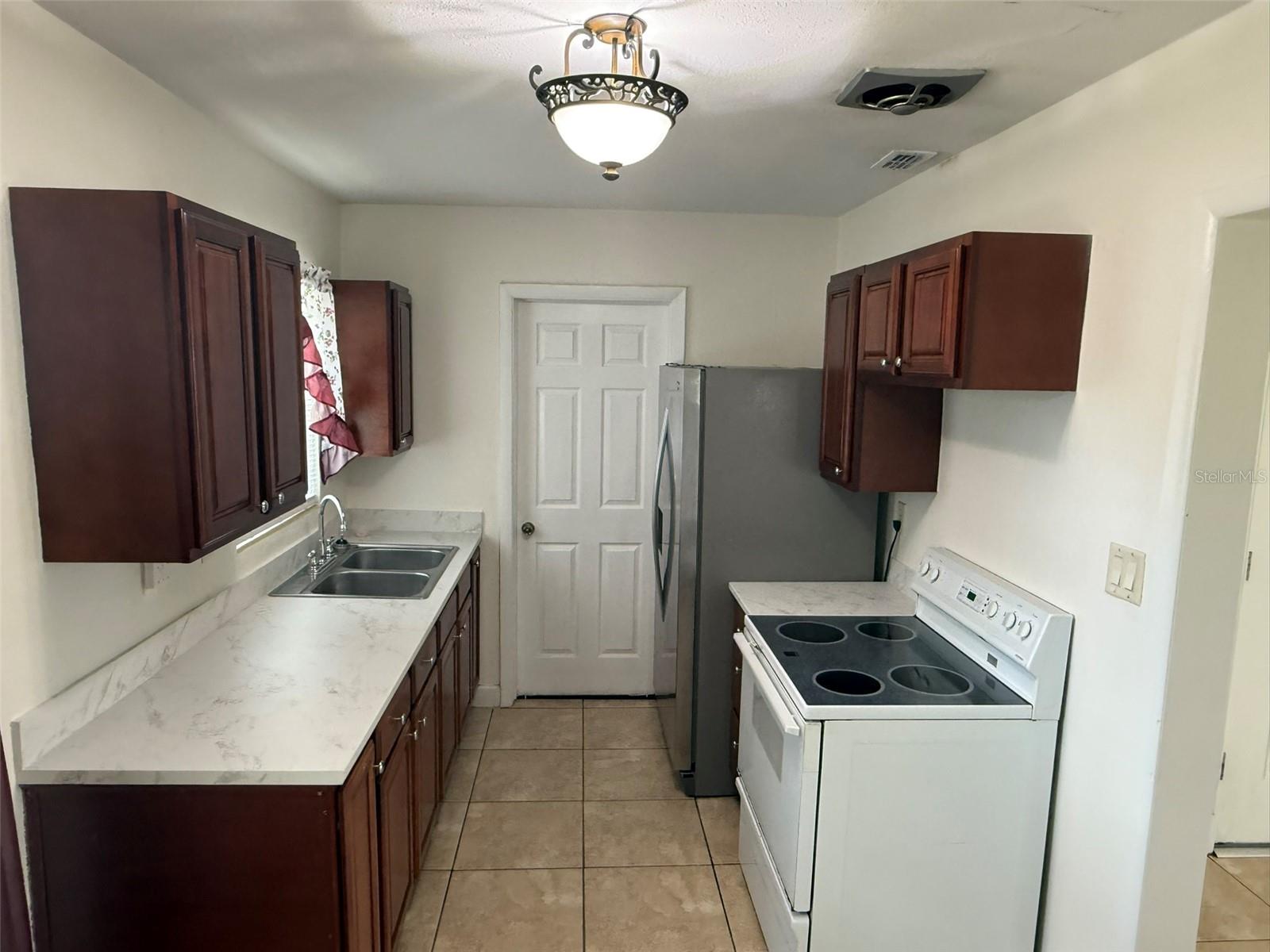 Image 5 of 19 For 722 Mercado Avenue