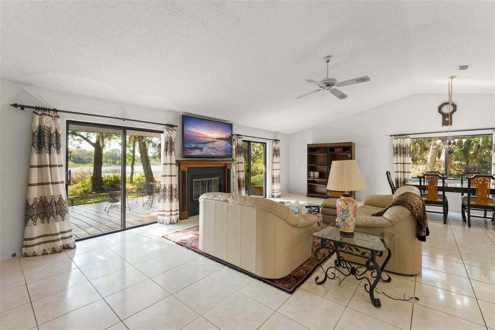 Listing photo id 3 for 9717 Lake Douglas Place