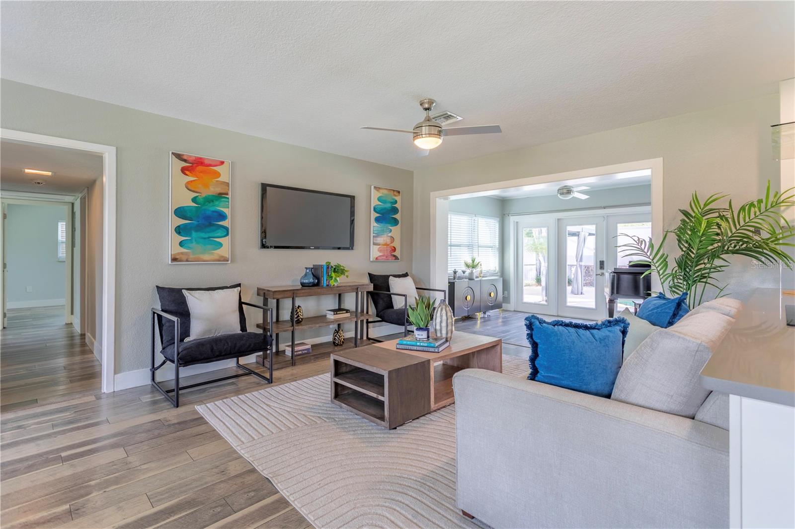 Image 11 of 42 For 1208 Roscomare Avenue