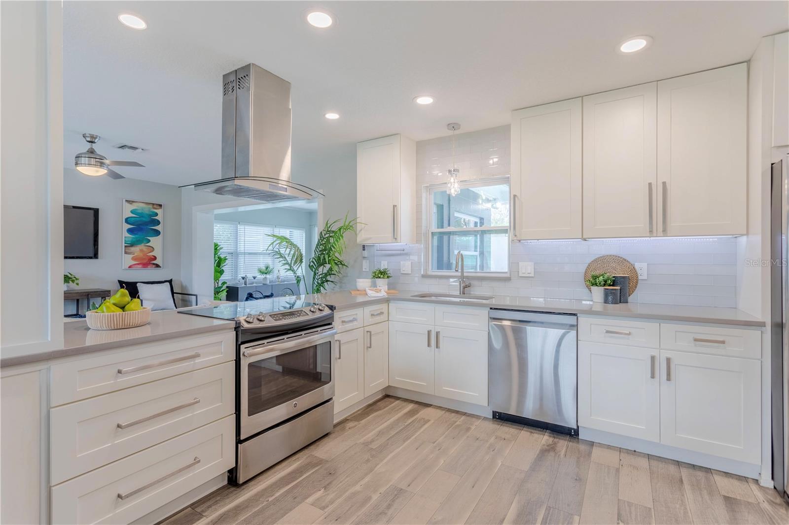 Image 15 of 42 For 1208 Roscomare Avenue