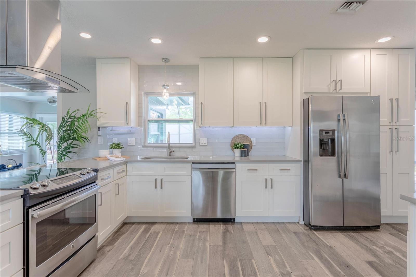 Image 16 of 42 For 1208 Roscomare Avenue