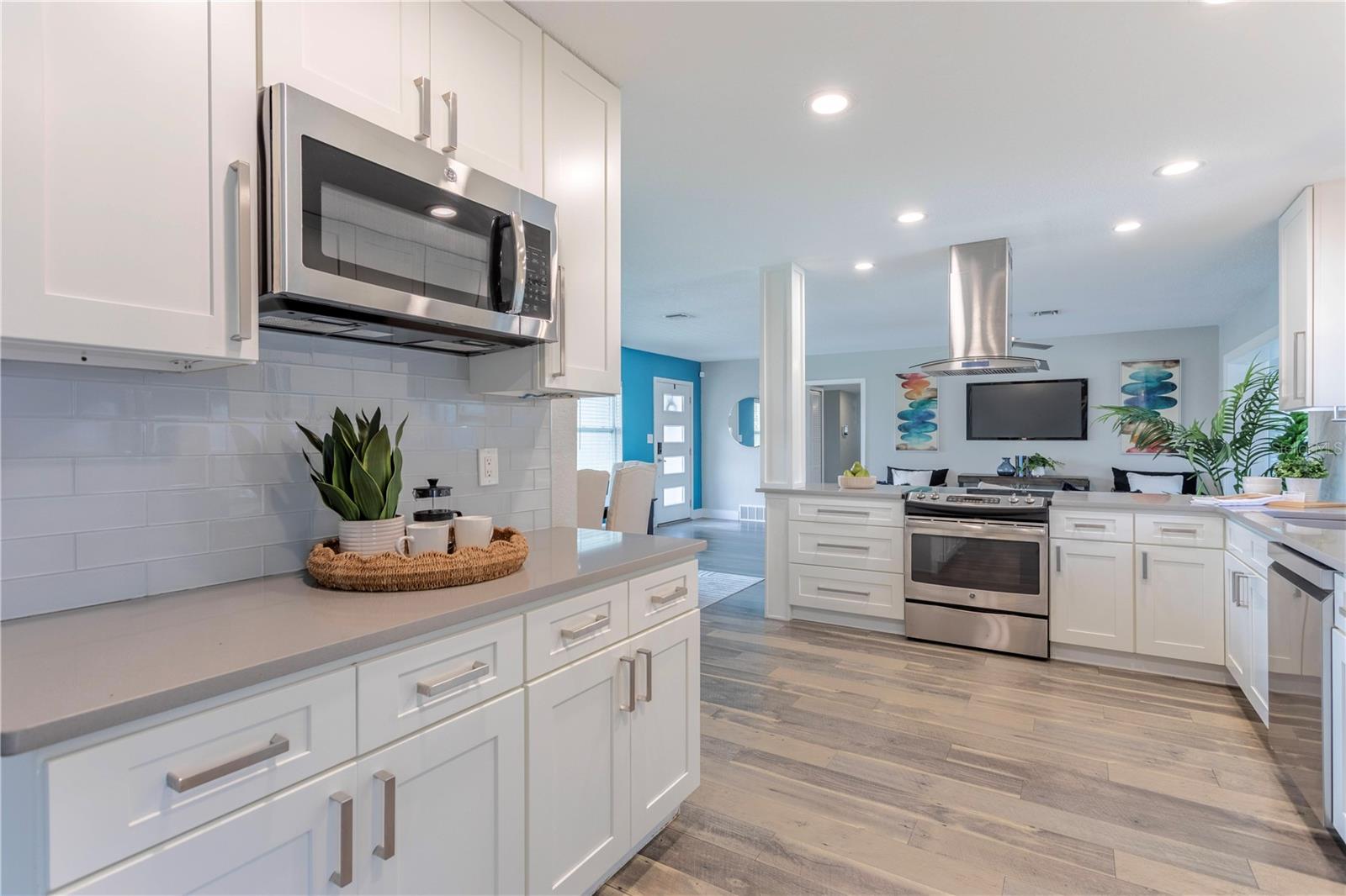 Image 19 of 42 For 1208 Roscomare Avenue