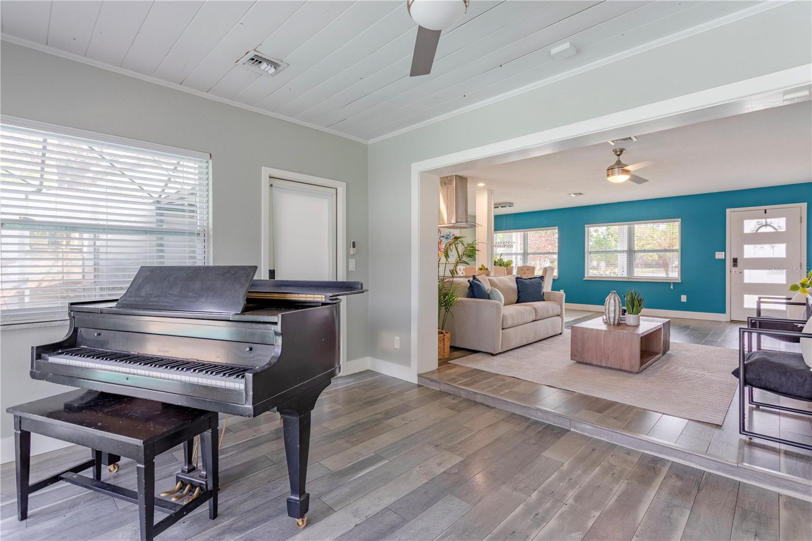 Image 5 of 42 For 1208 Roscomare Avenue