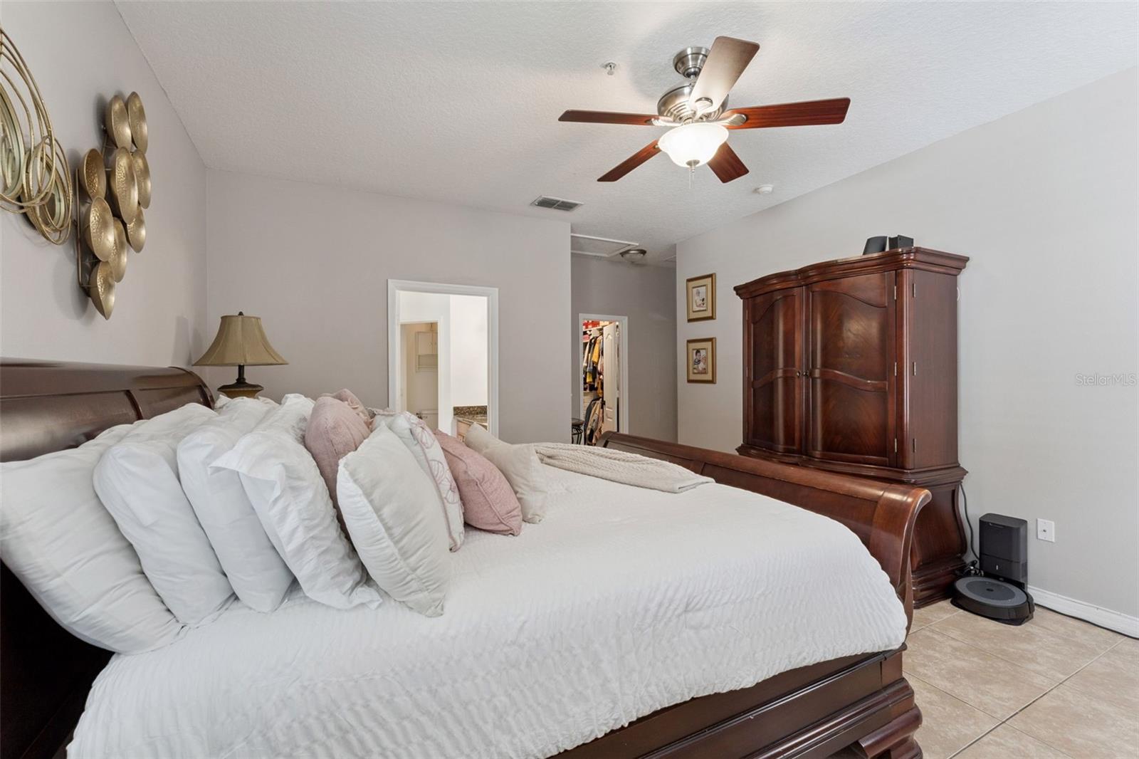 Listing photo id 13 for 10484 Eastpark Lake Drive