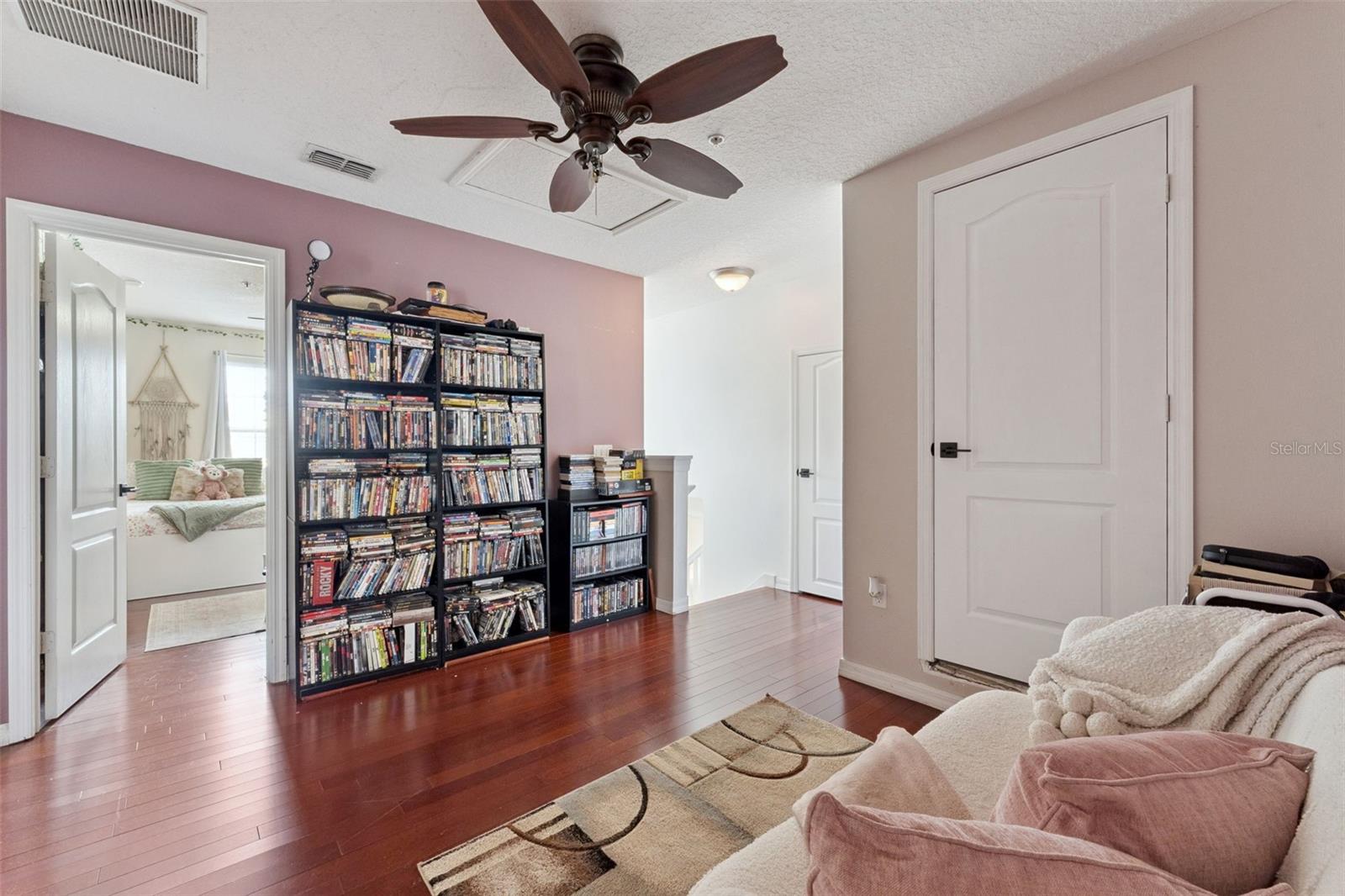 Listing photo id 19 for 10484 Eastpark Lake Drive