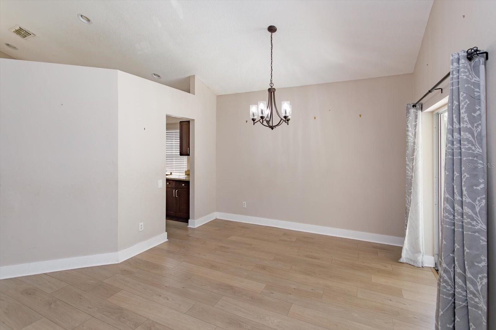 Image 7 of 25 For 836 Garden Glen Loop