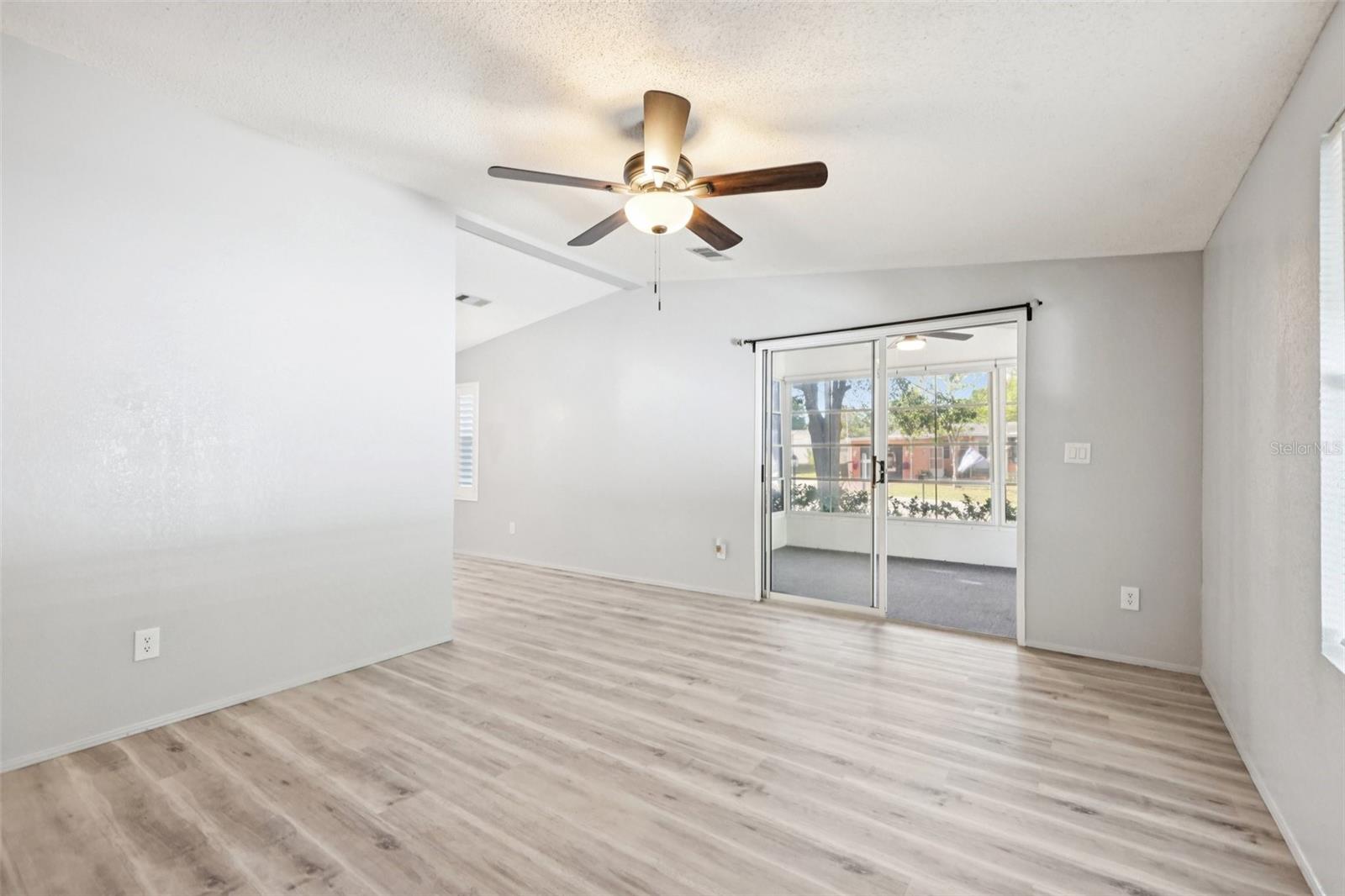 Image 10 of 34 For 39 Maplehurst Avenue