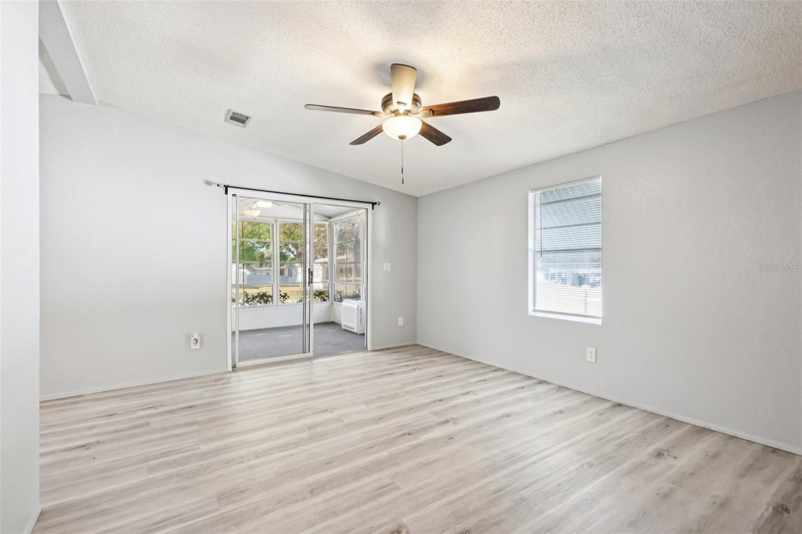 Image 11 of 34 For 39 Maplehurst Avenue