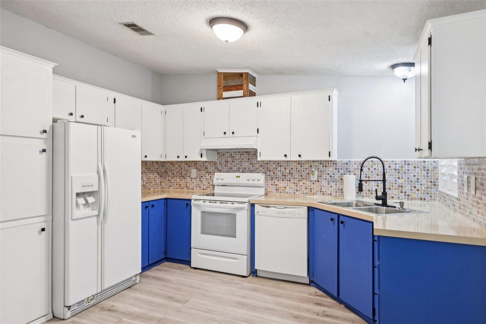 Image 12 of 34 For 39 Maplehurst Avenue