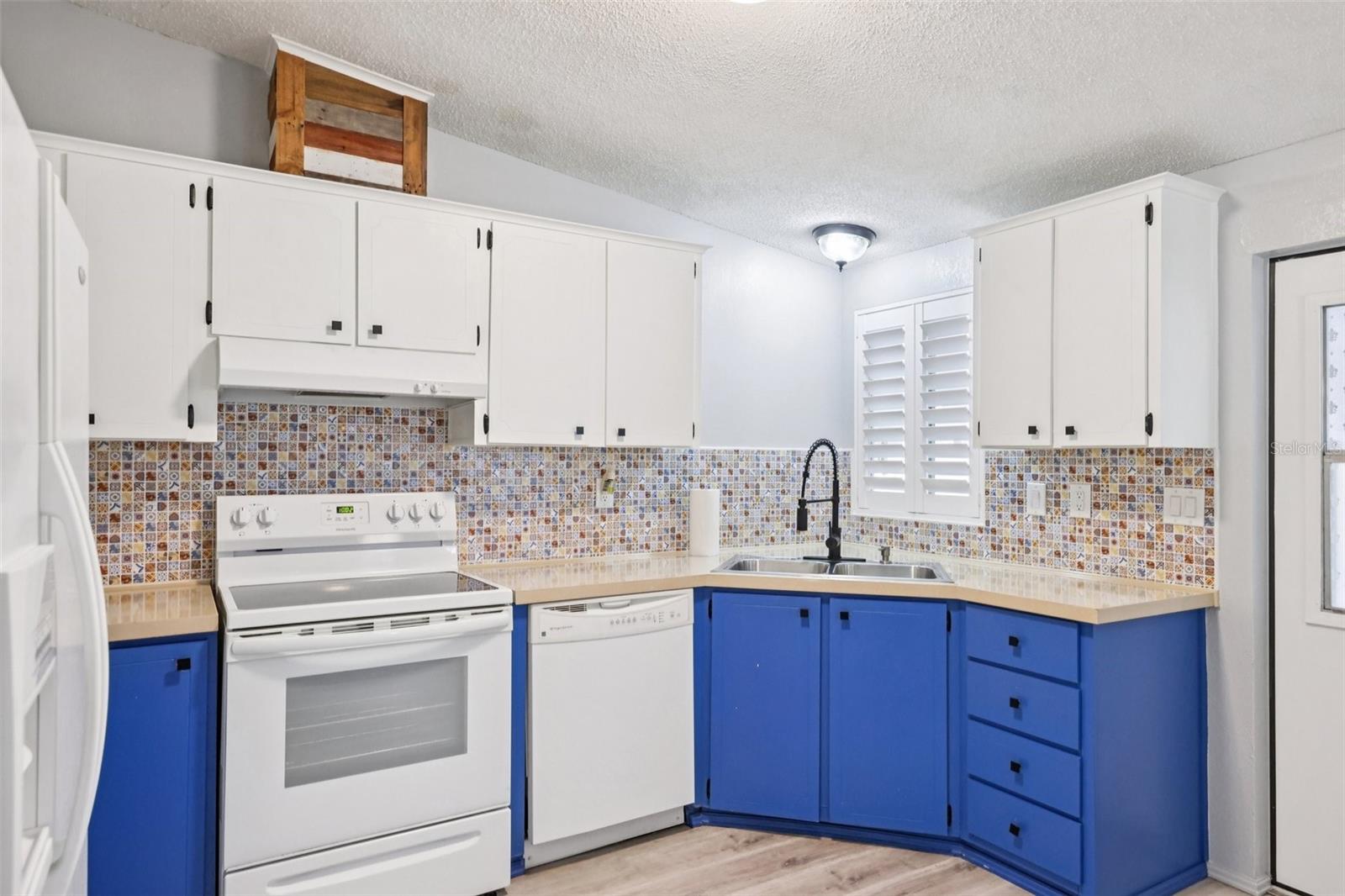 Image 13 of 34 For 39 Maplehurst Avenue