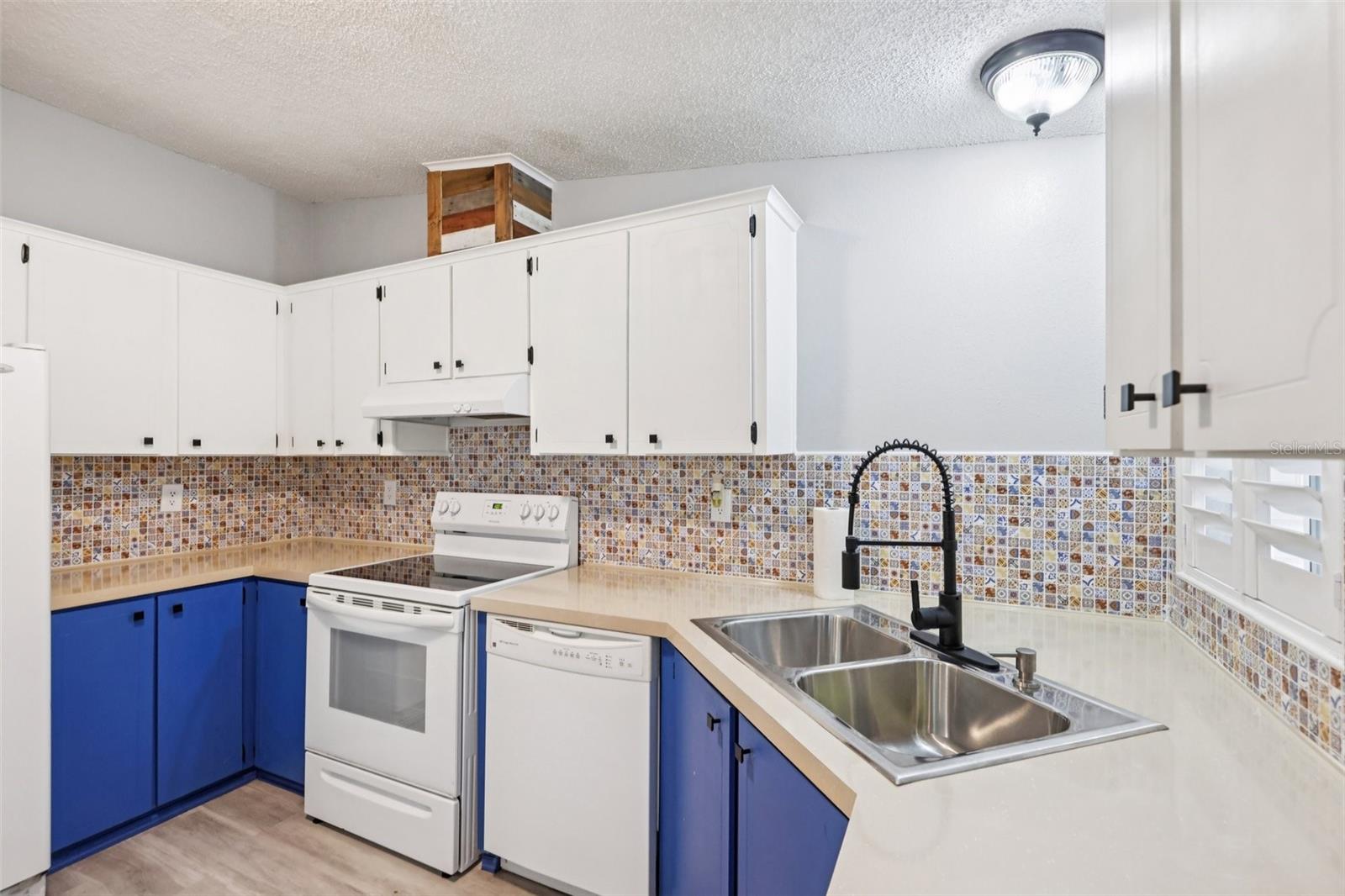 Image 16 of 34 For 39 Maplehurst Avenue