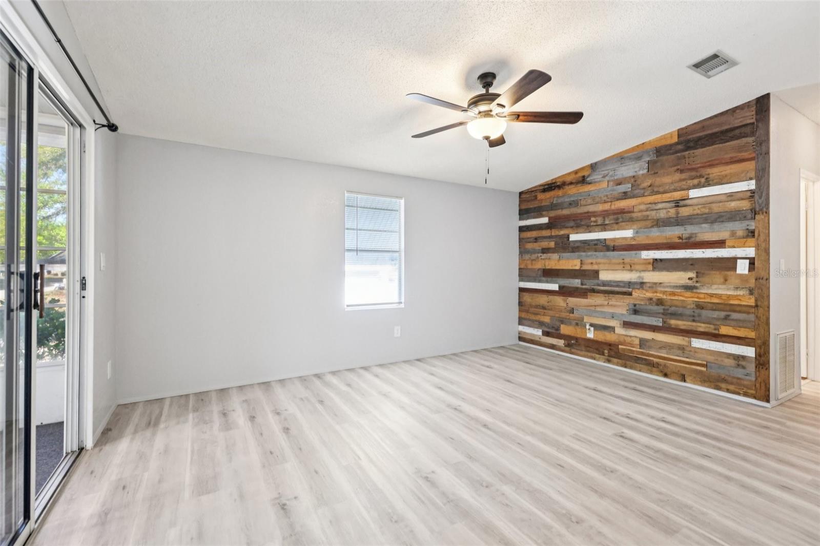 Image 7 of 34 For 39 Maplehurst Avenue