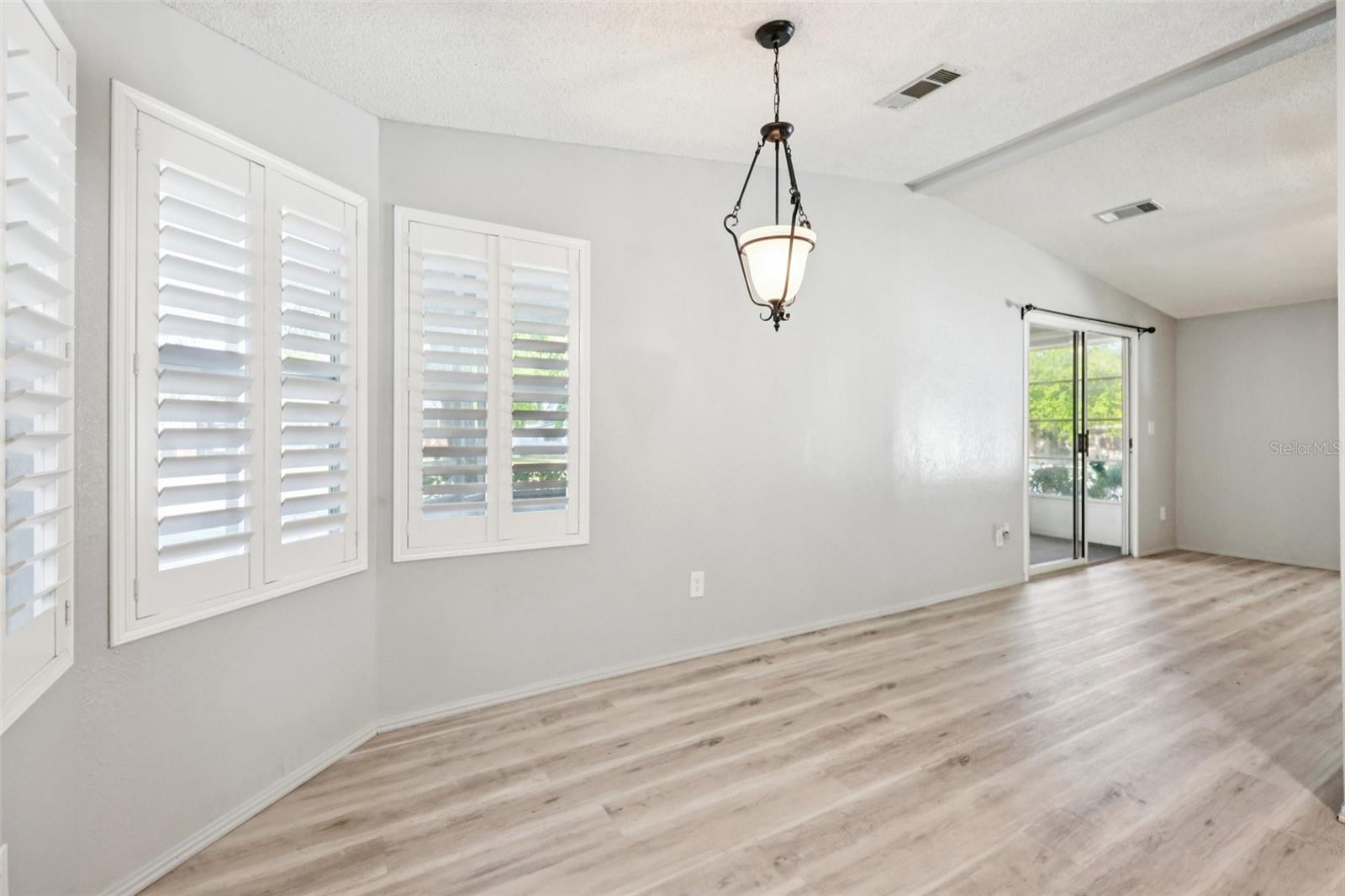 Image 9 of 34 For 39 Maplehurst Avenue