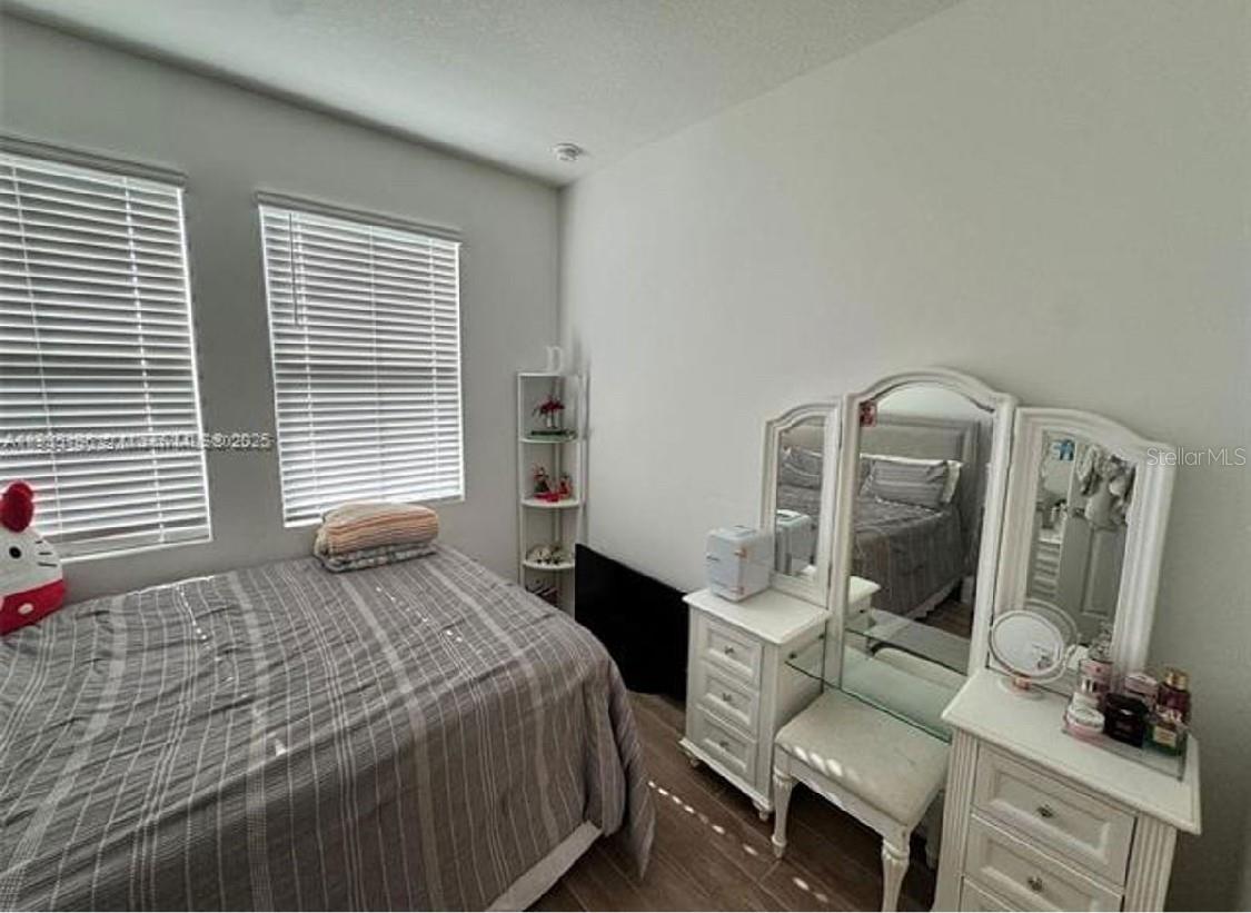 Listing photo id 5 for 142 14th Terrace