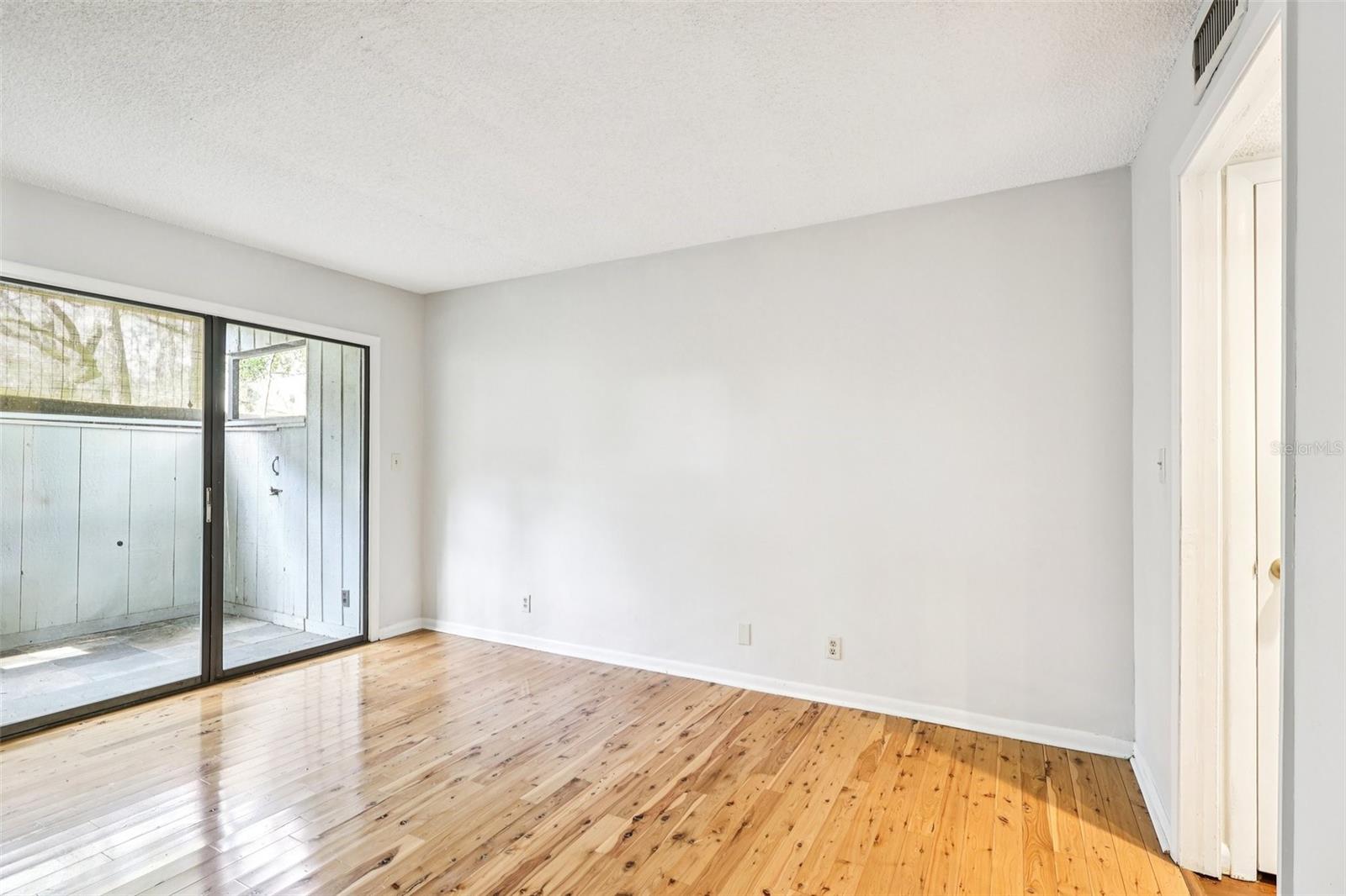 Image 17 of 48 For 116 Crown Oaks Way 116