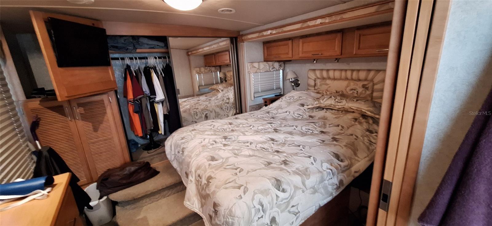 Image 8 of 18 For 7018 Fairview Village Circle