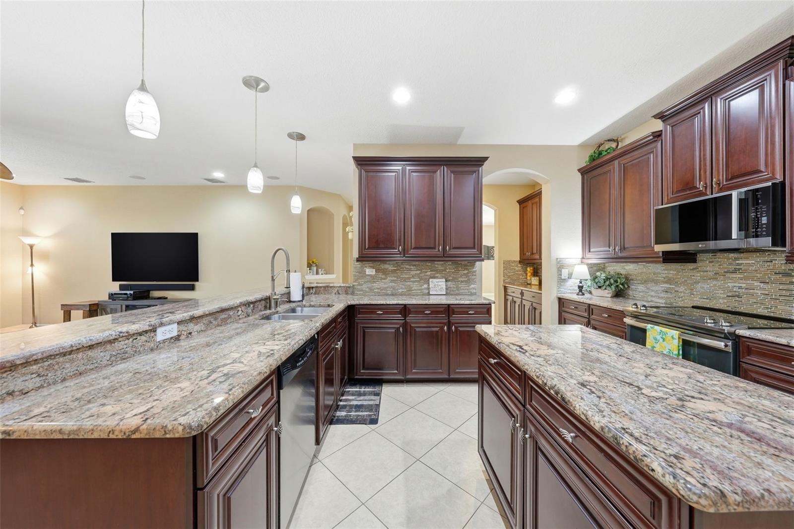 Listing photo id 11 for 979 Counts Crest Circle