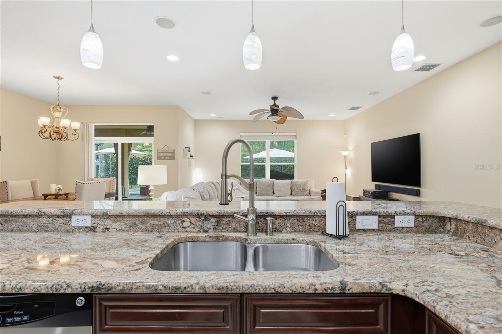 Listing photo id 13 for 979 Counts Crest Circle