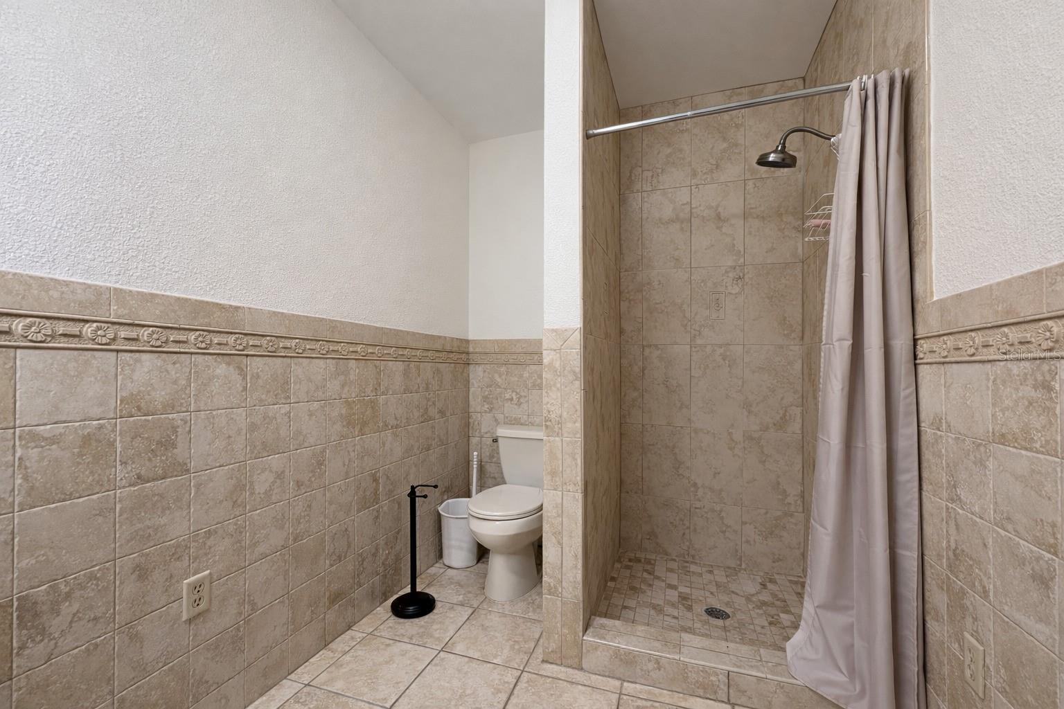 Image 22 of 37 For 6 Palm Way 