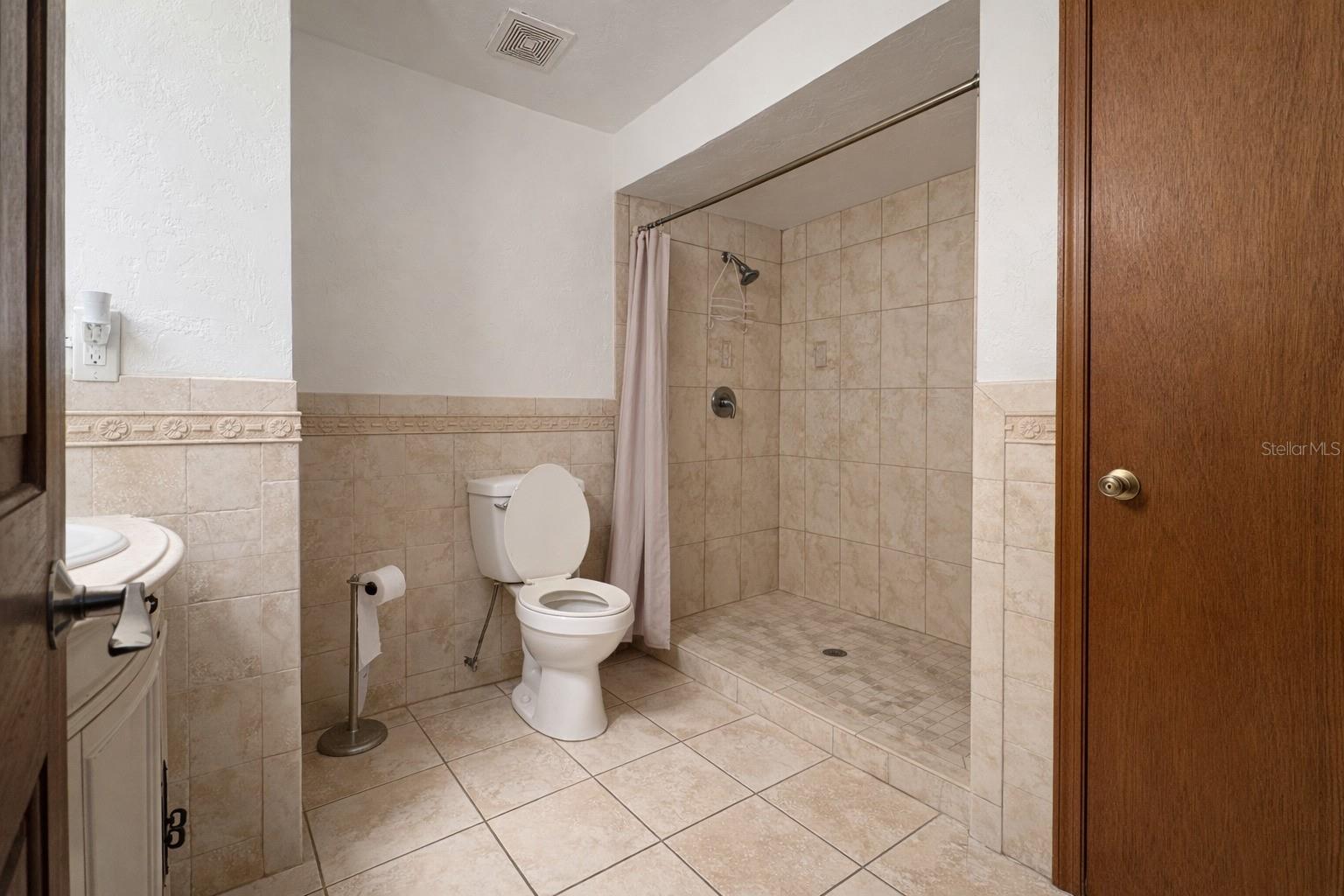 Image 23 of 37 For 6 Palm Way 