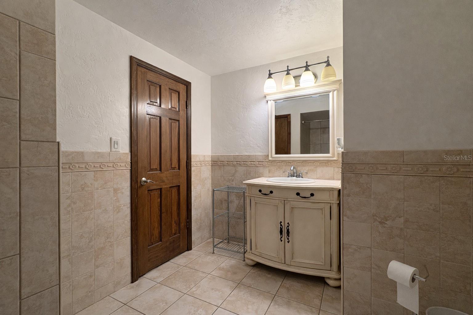 Image 25 of 37 For 6 Palm Way 