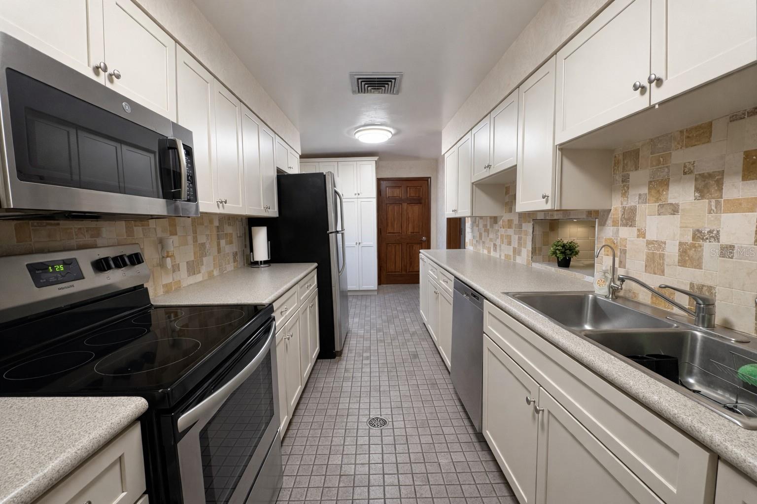 Image 9 of 37 For 6 Palm Way 