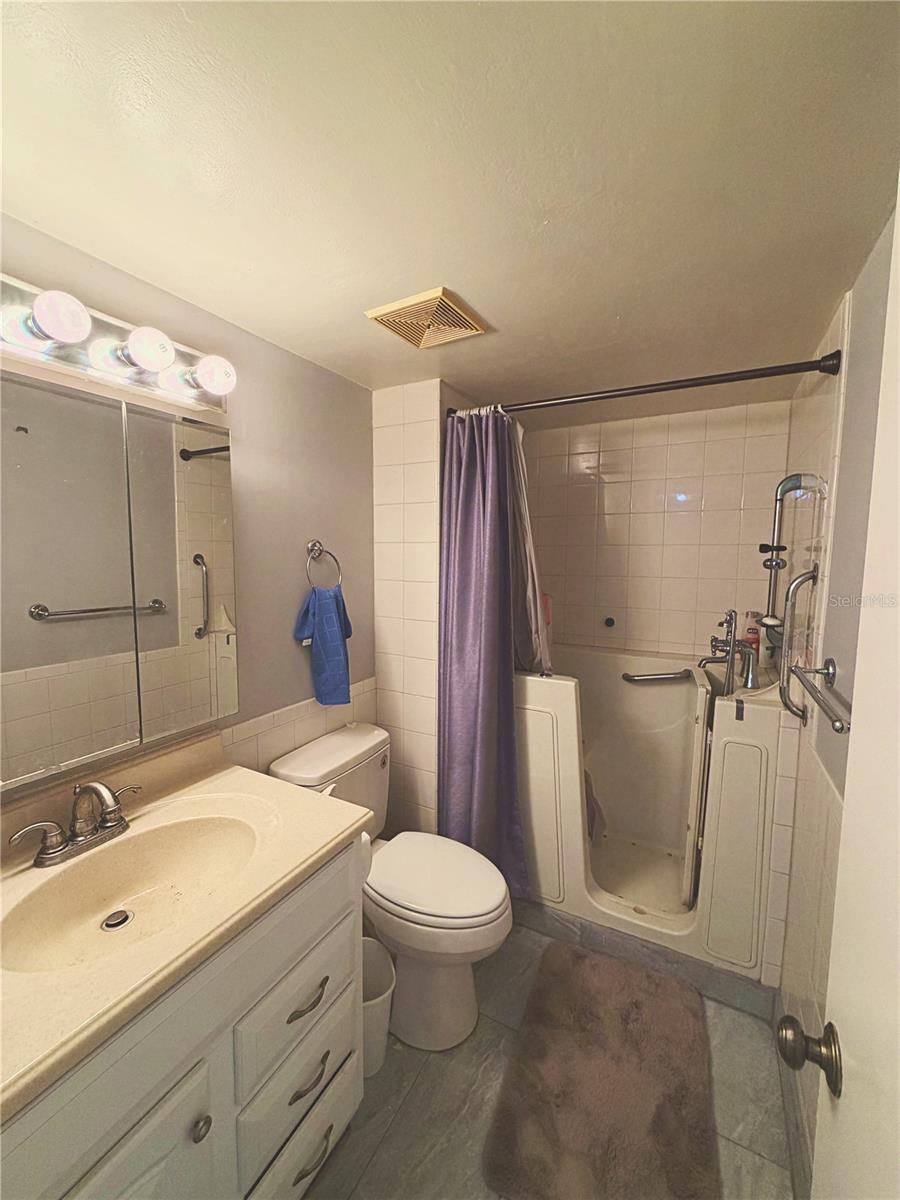 Image 22 of 34 For 140 Lake Meryl Drive 233