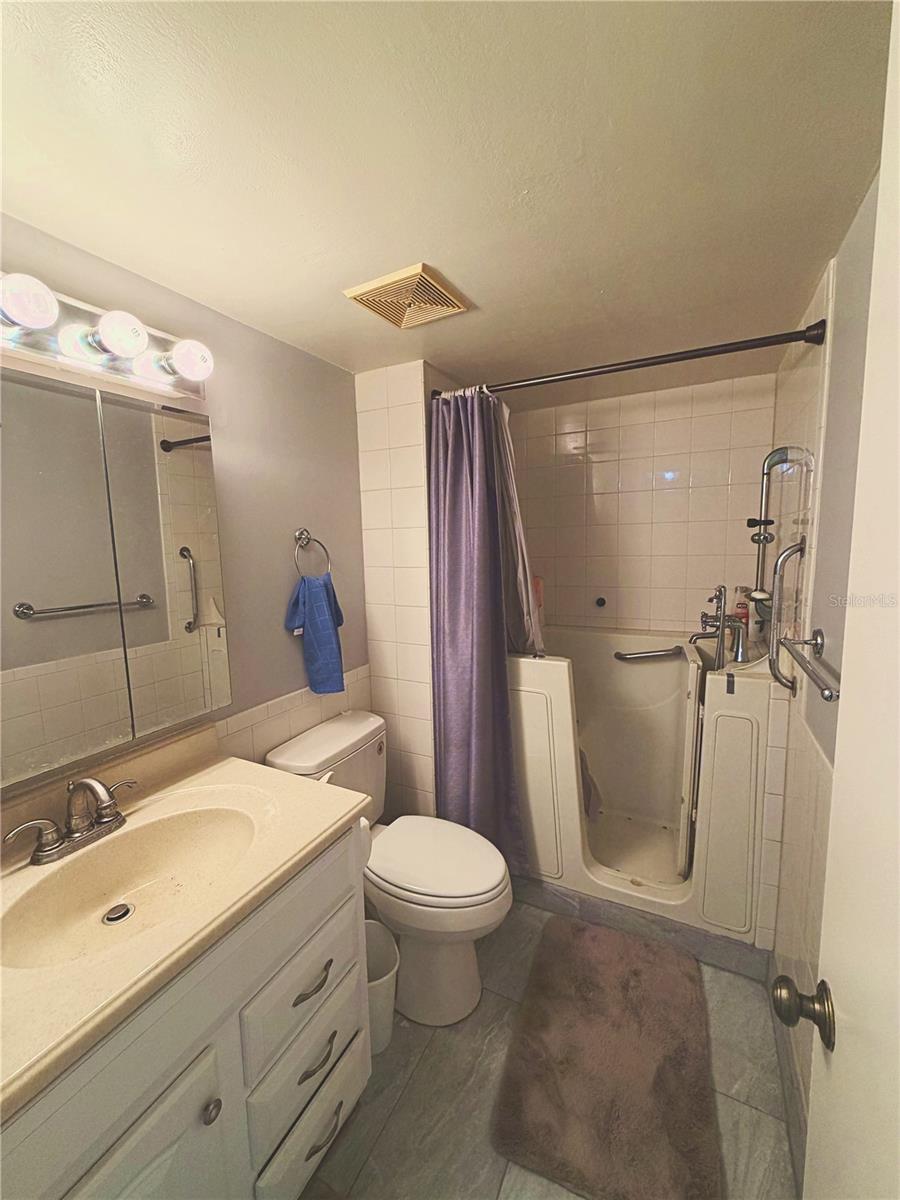 Image 23 of 34 For 140 Lake Meryl Drive 233