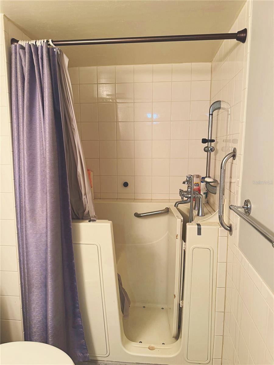 Image 24 of 34 For 140 Lake Meryl Drive 233