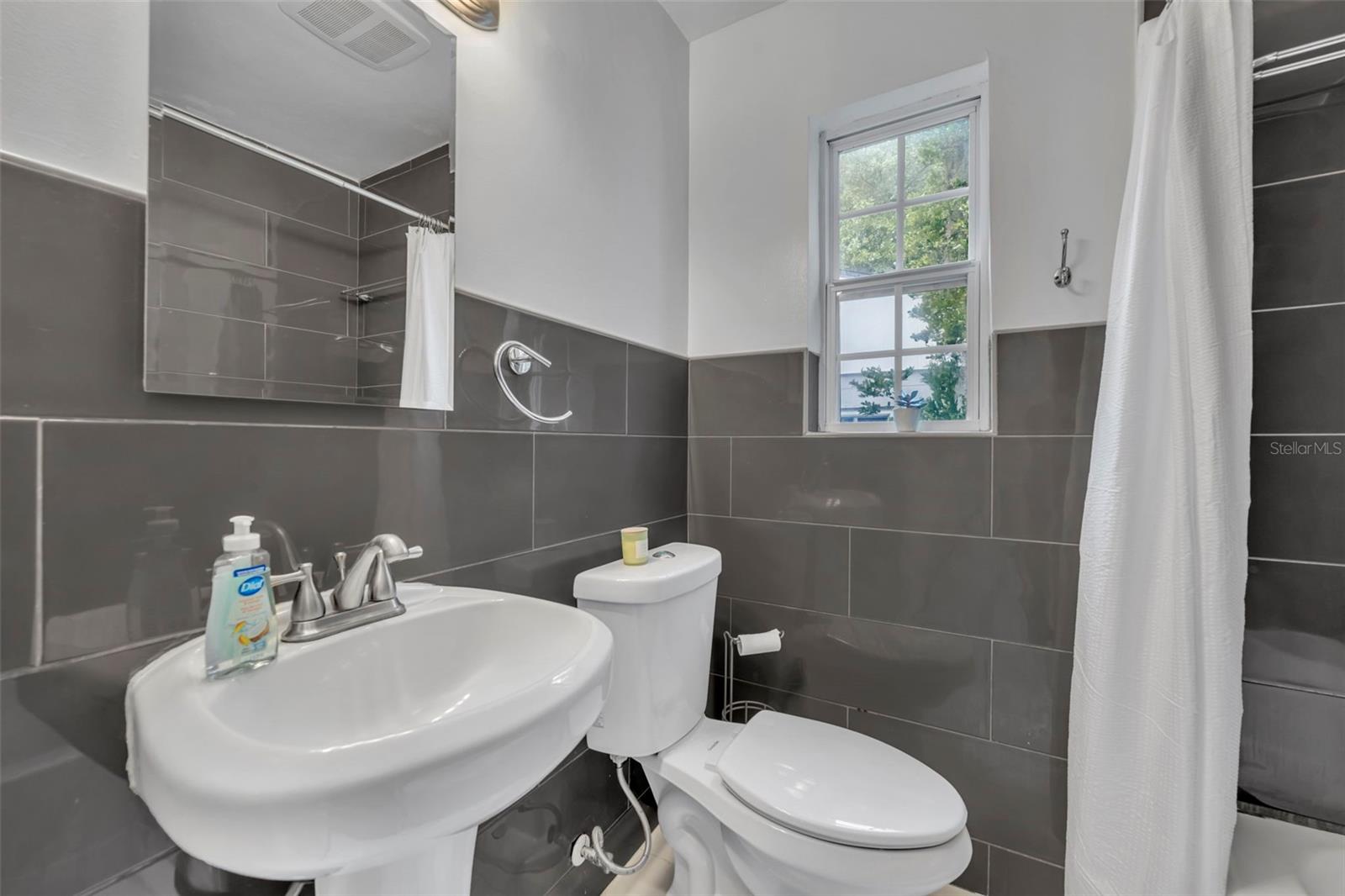 Image 14 of 37 For 612 Kaley Street