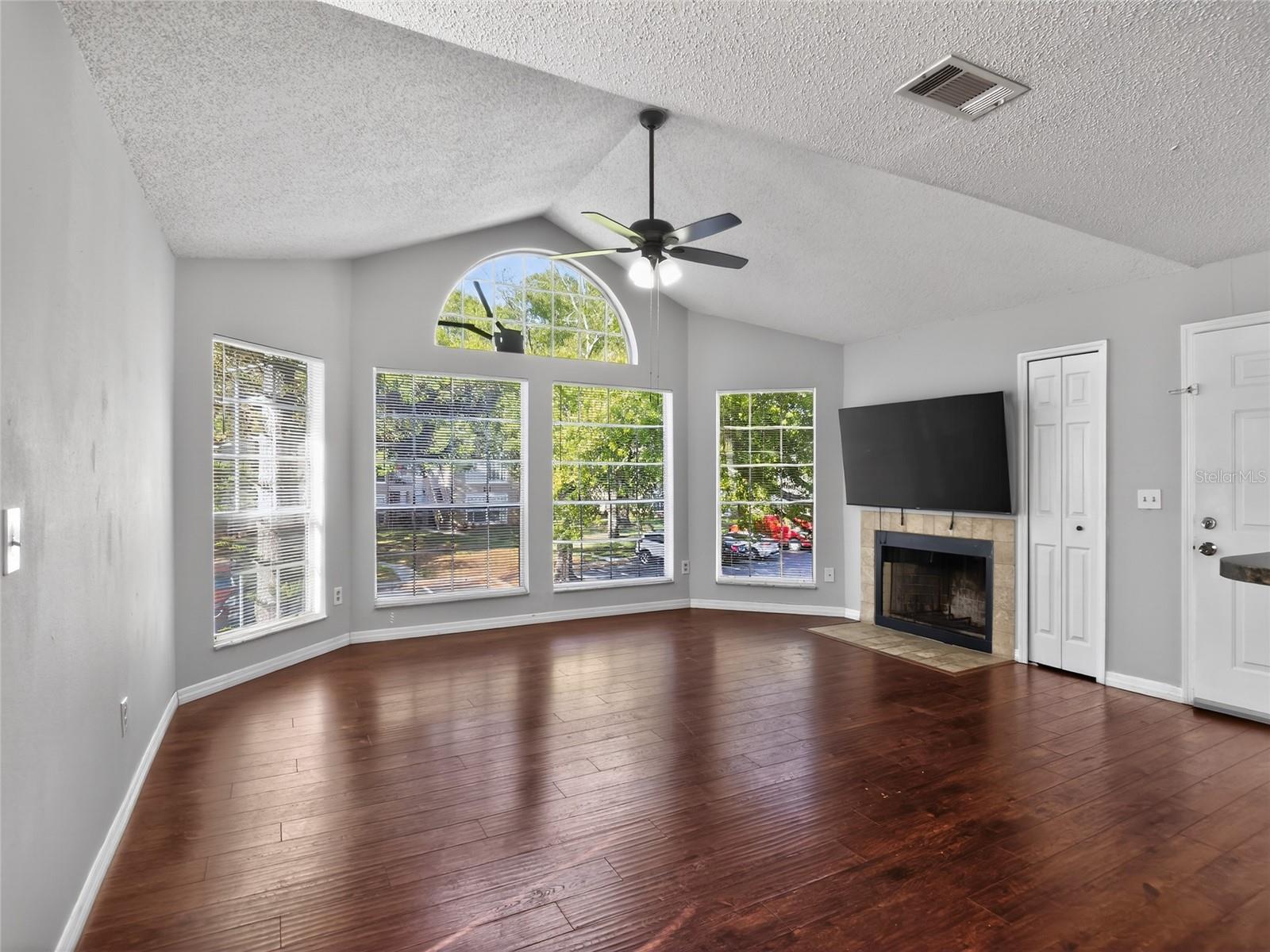 Image 8 of 28 For 682 Youngstown Parkway 334