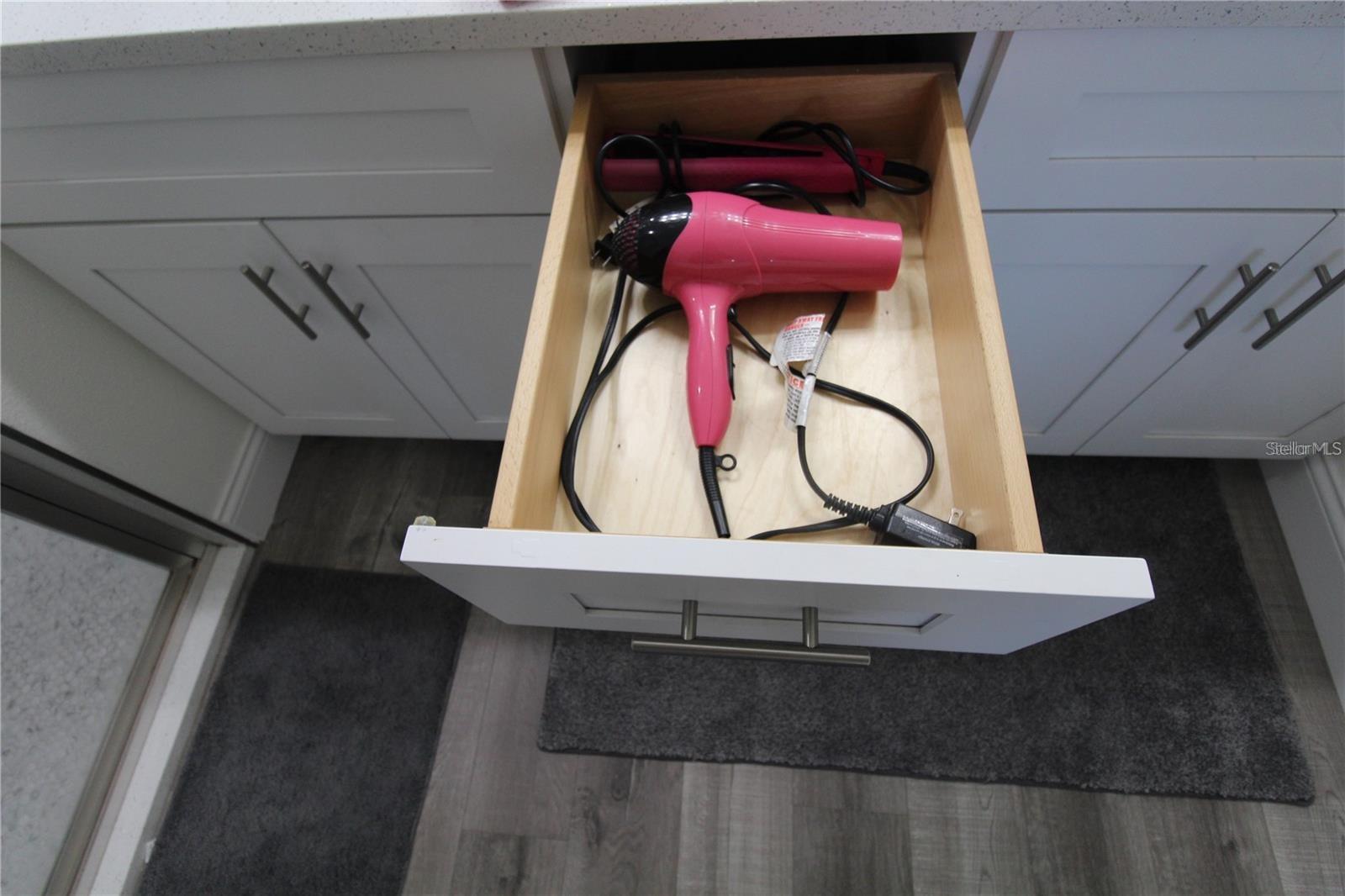 Image 11 of 27 For 821 Land Avenue