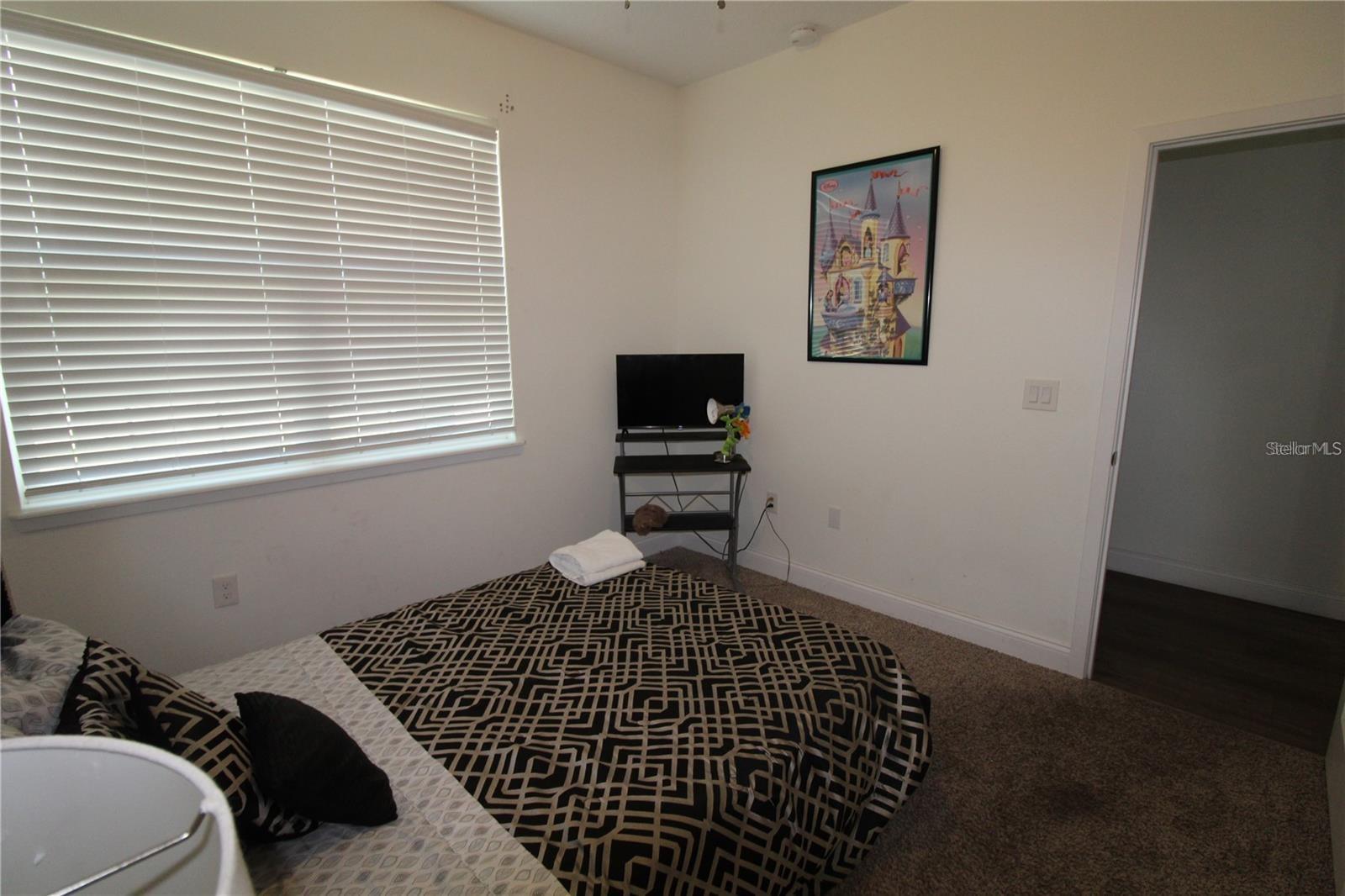 Image 23 of 27 For 821 Land Avenue