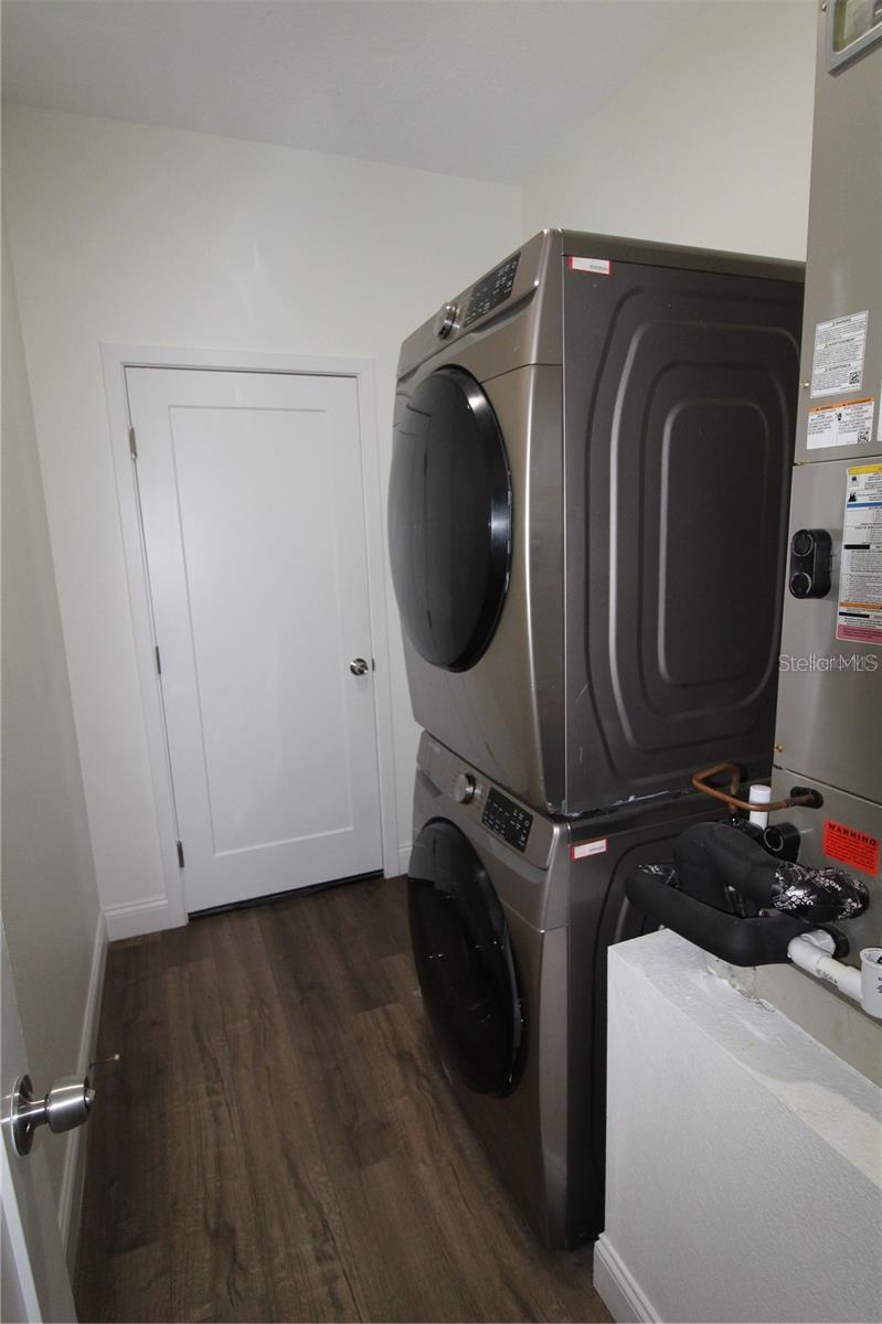 Image 25 of 27 For 821 Land Avenue