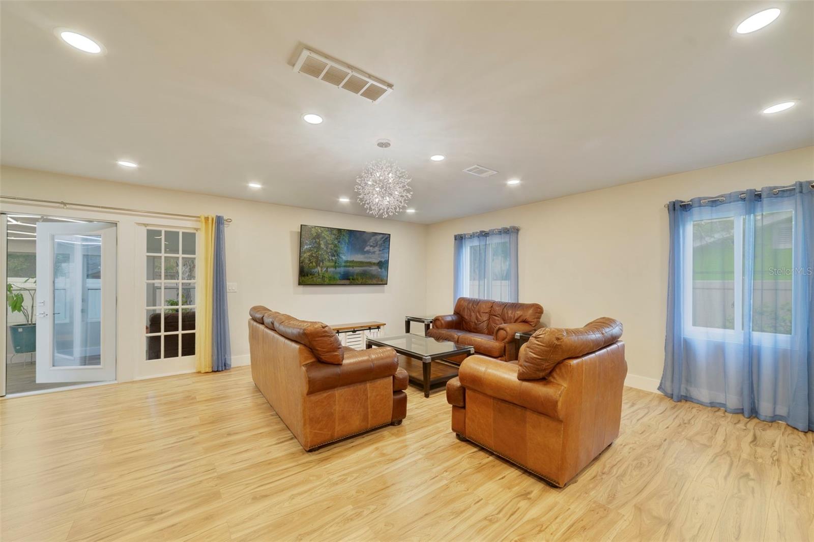 Image 10 of 37 For 905 Willow Run