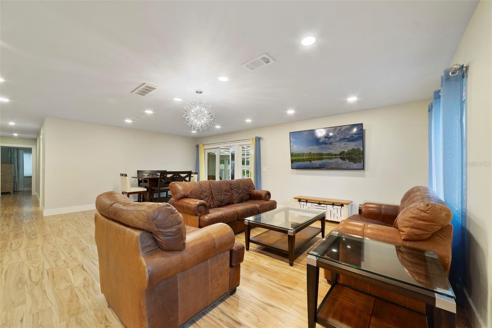 Image 12 of 37 For 905 Willow Run