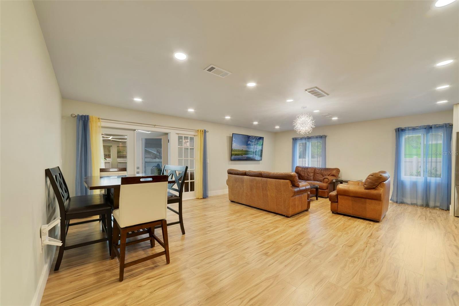 Image 13 of 37 For 905 Willow Run