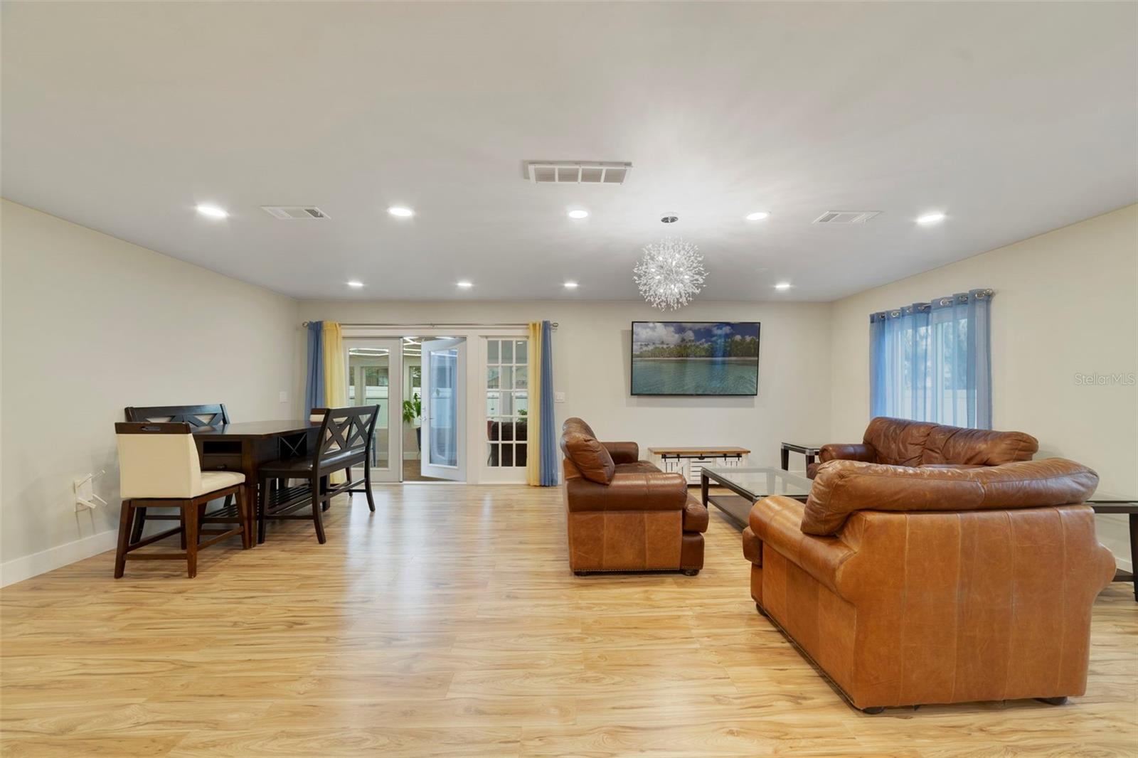 Image 14 of 37 For 905 Willow Run