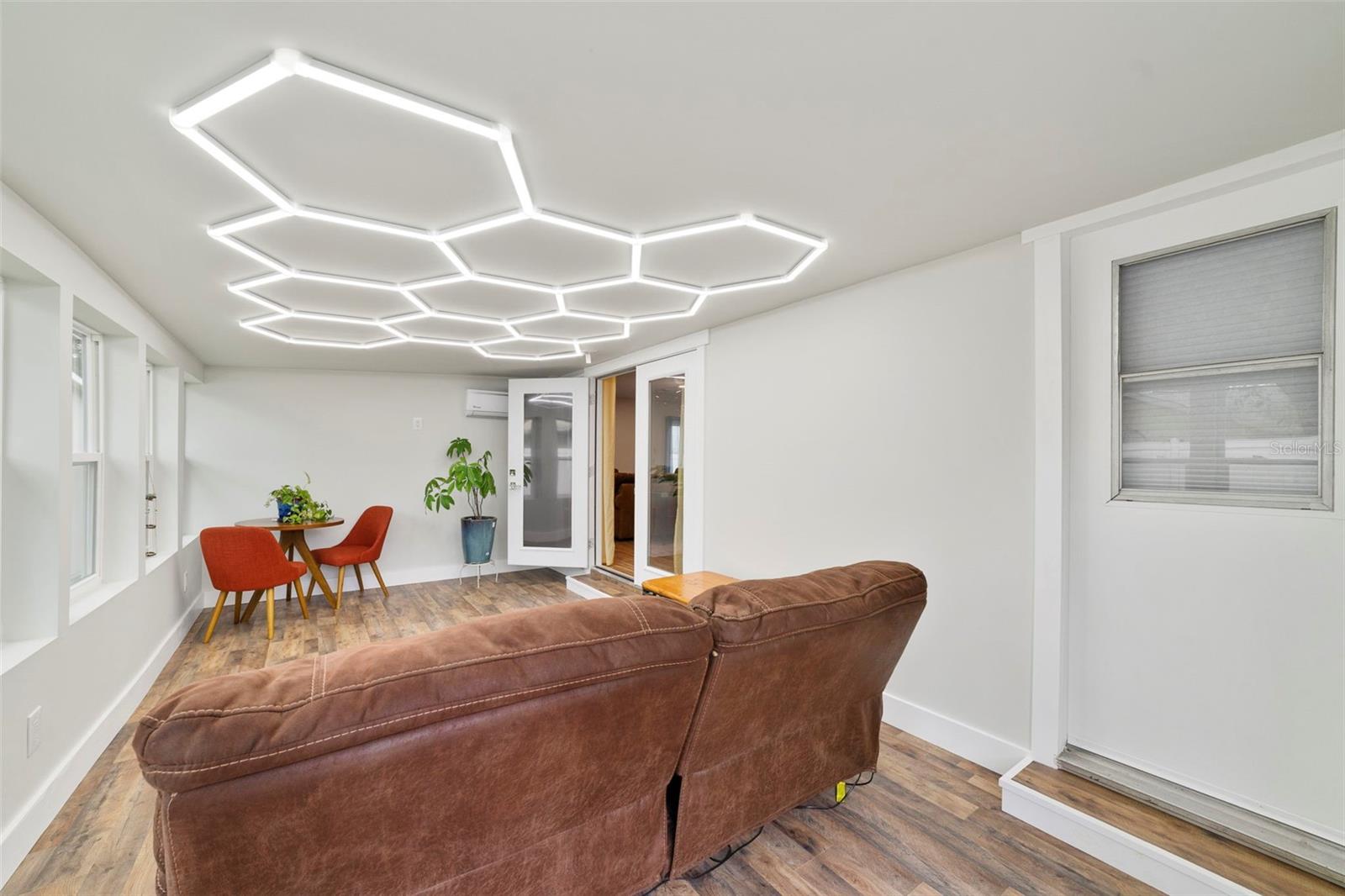 Image 19 of 37 For 905 Willow Run