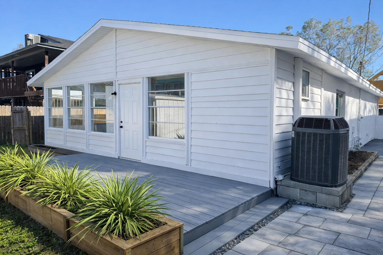 Image 3 of 9 For 1827 Montana Avenue Ne