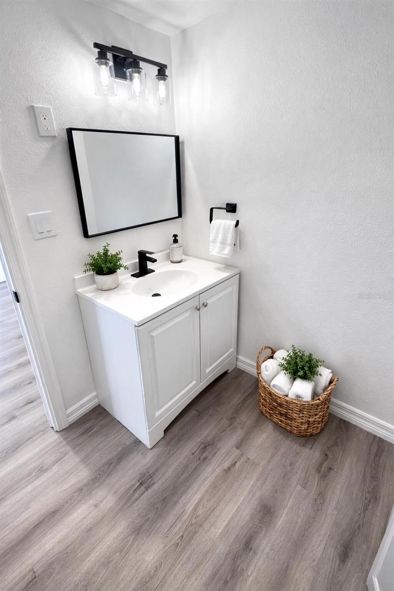 Image 7 of 9 For 1827 Montana Avenue Ne